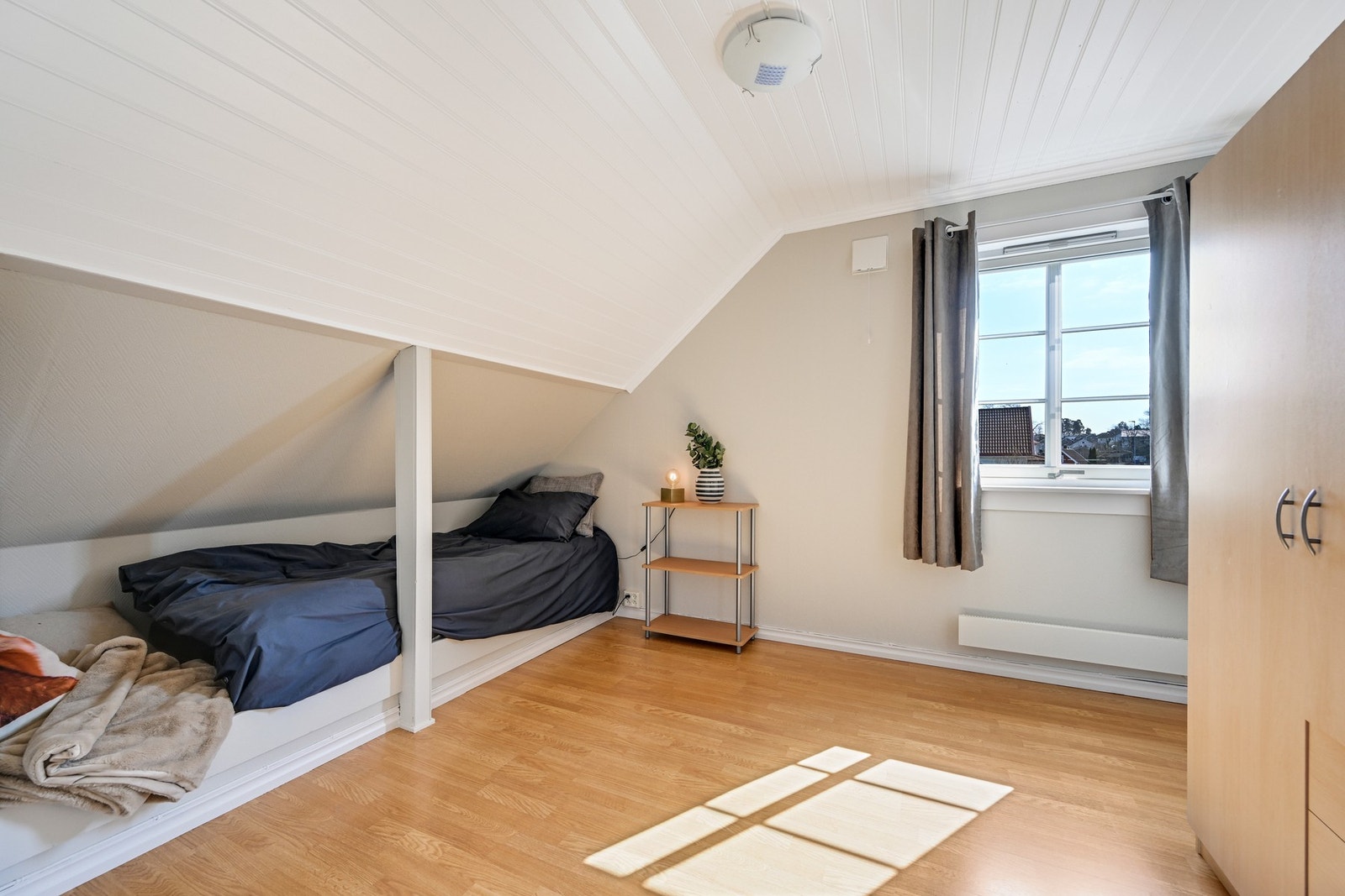 Soverom IV med seng i "skråen" Galleribilde