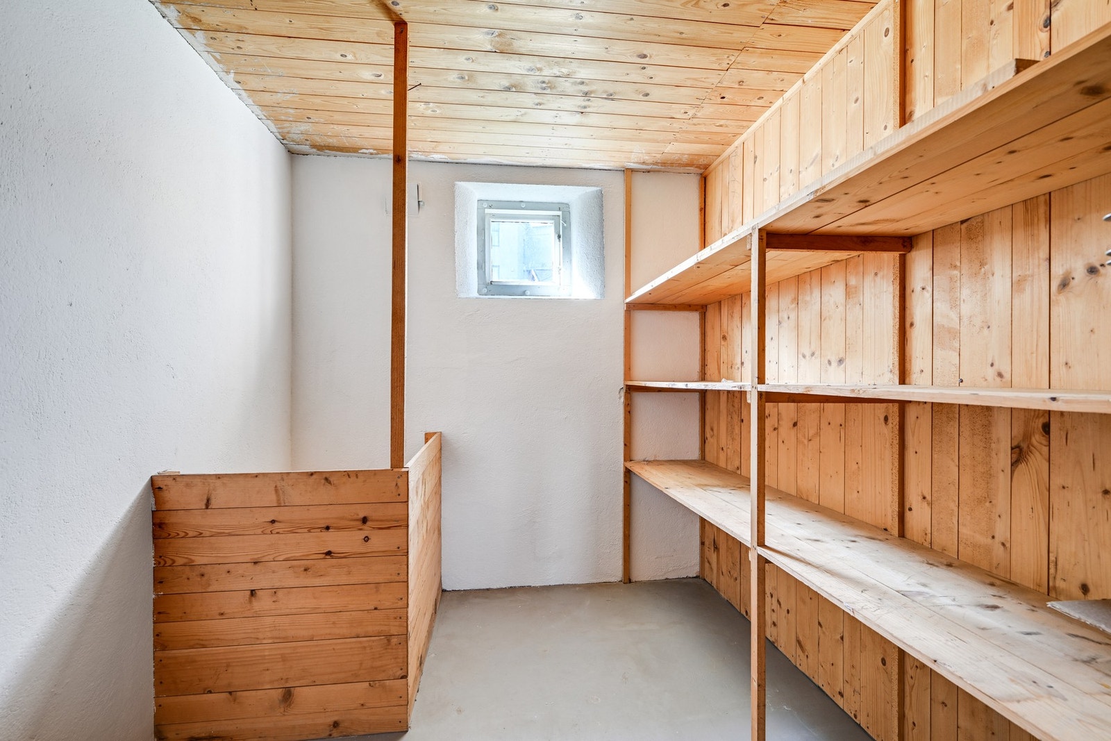 Kjellerbod med potetbinge og hyller Galleribilde