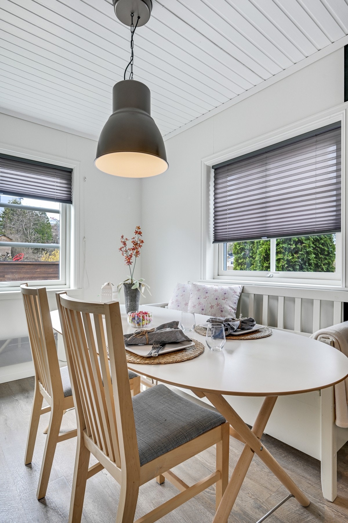 God plass for kjøkkenbord - spisestue/langbord i stua vegg i vegg med kjøkkenet Galleribilde