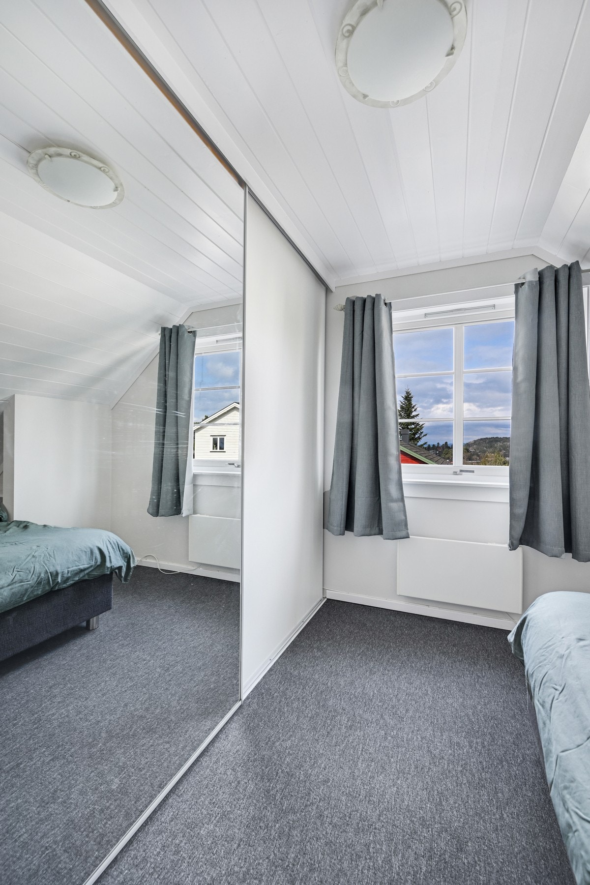 Dette soverommet har også stor skyvedørsgarderobe Galleribilde
