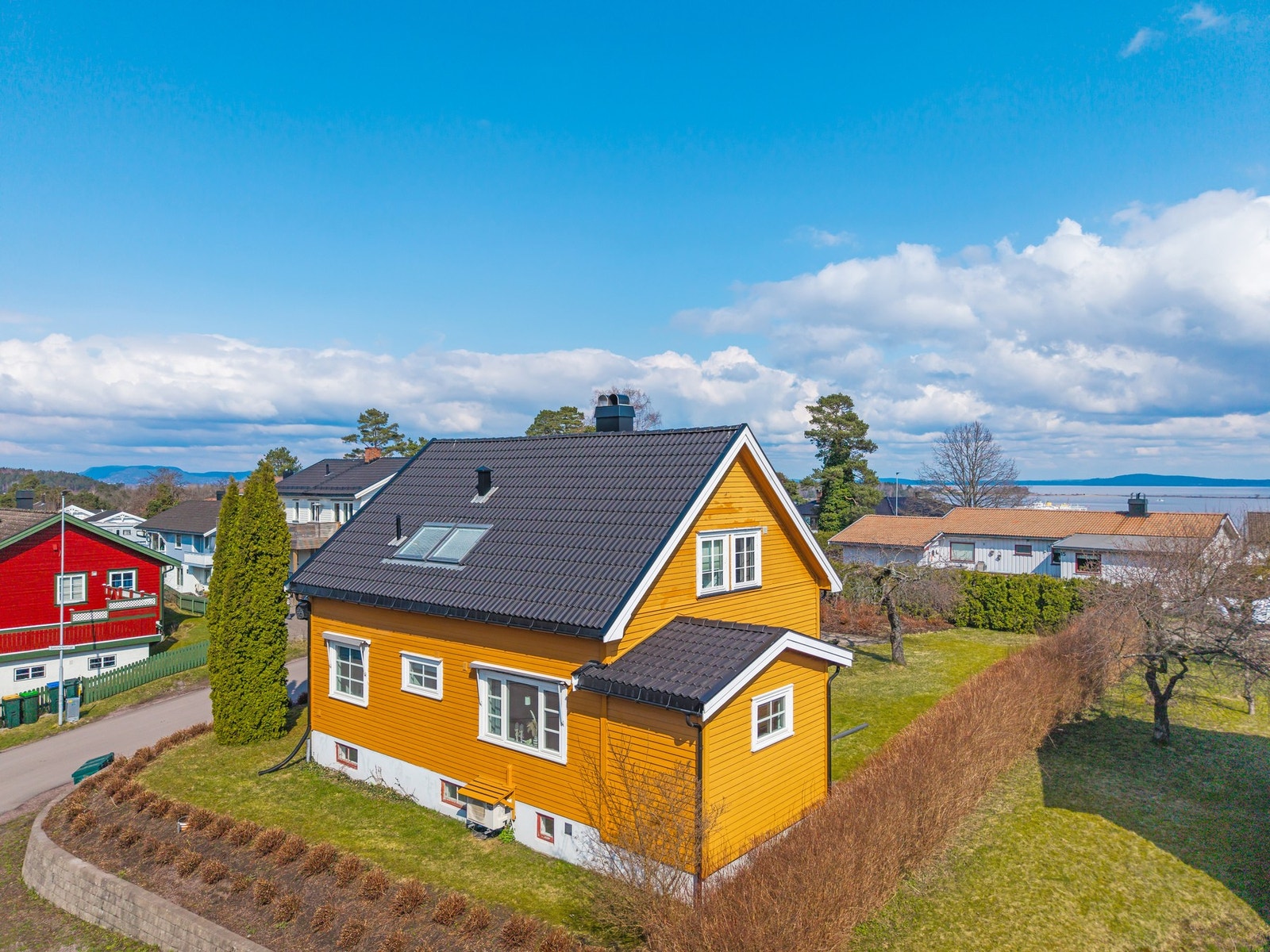Beliggende på en solrik hjørnetomt med gangavstand til både skoler, dagligvare, buss, badestrand og turområder Galleribilde