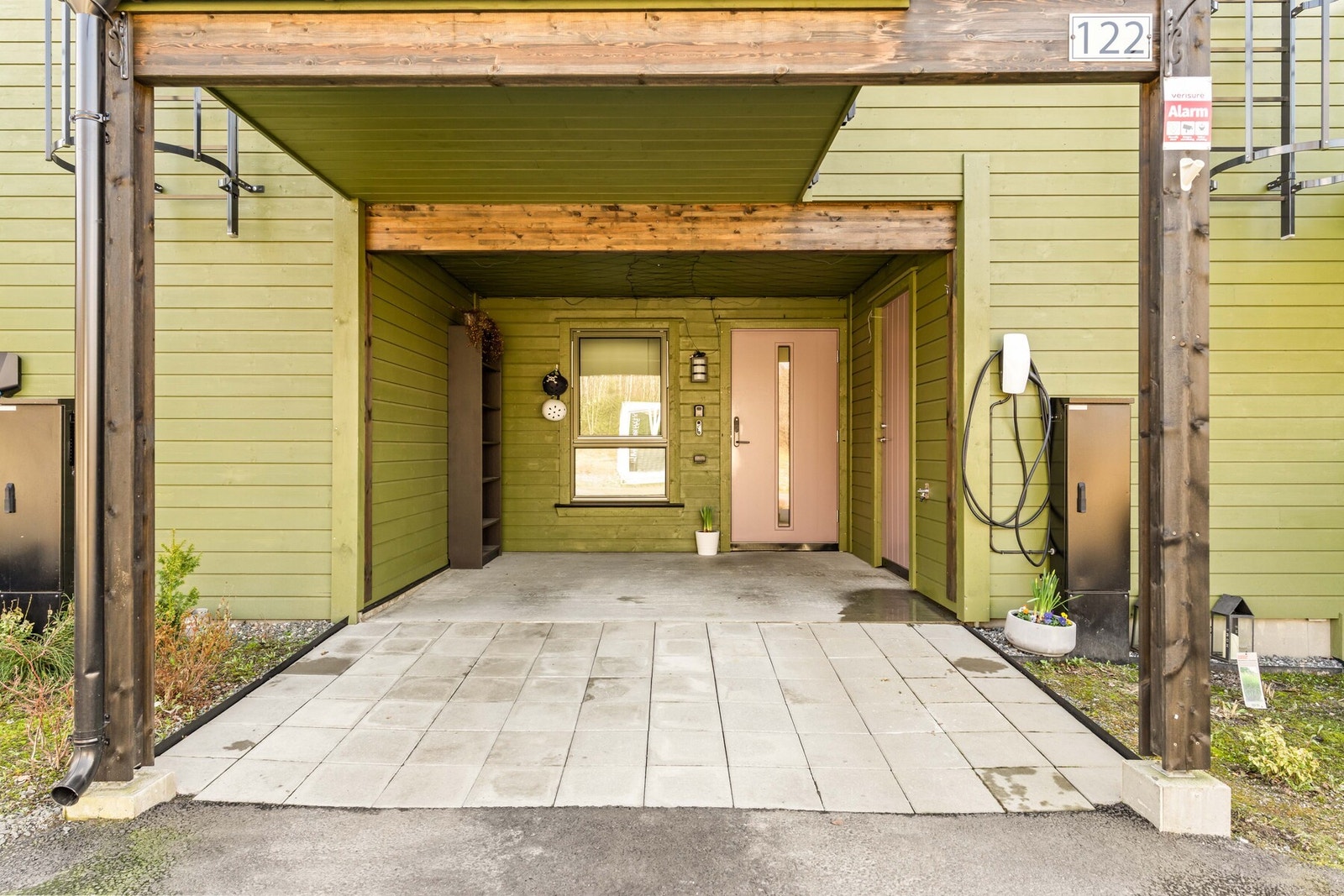 Egen carport med elbillader. Bod til høyre i bildet Galleribilde