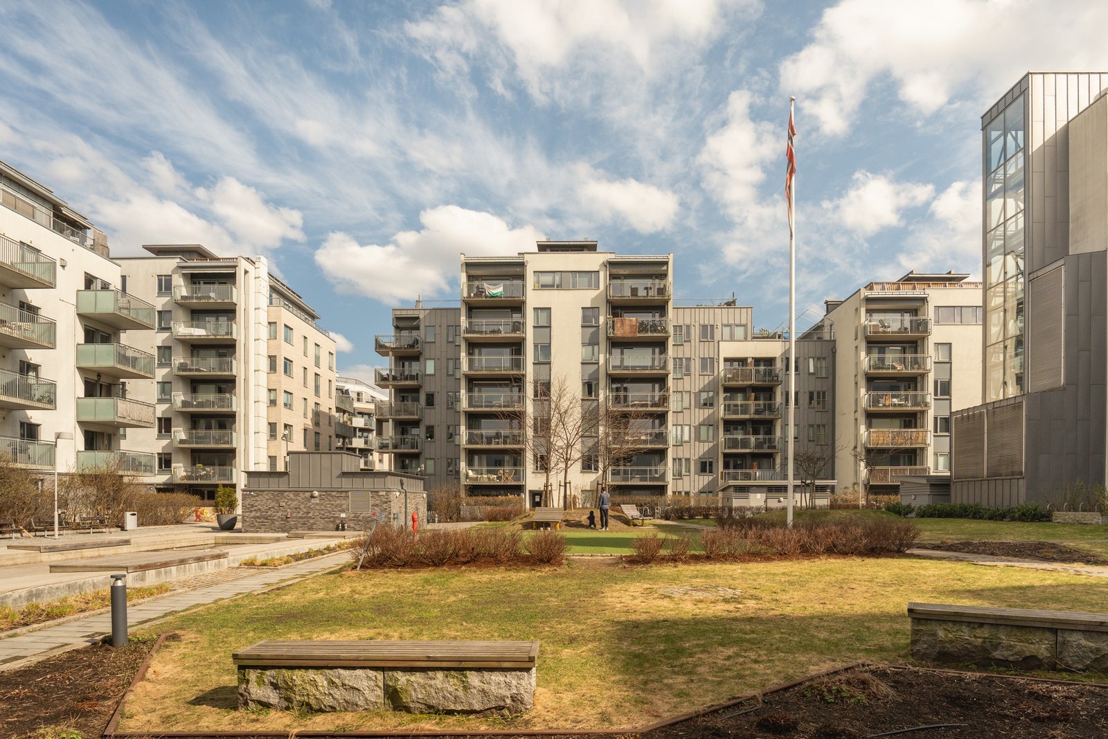 Sameiet Ringnes Park Vest har et bilfritt og pent opparbeidet gårdsrom, skjermet fra byens larm. Galleribilde