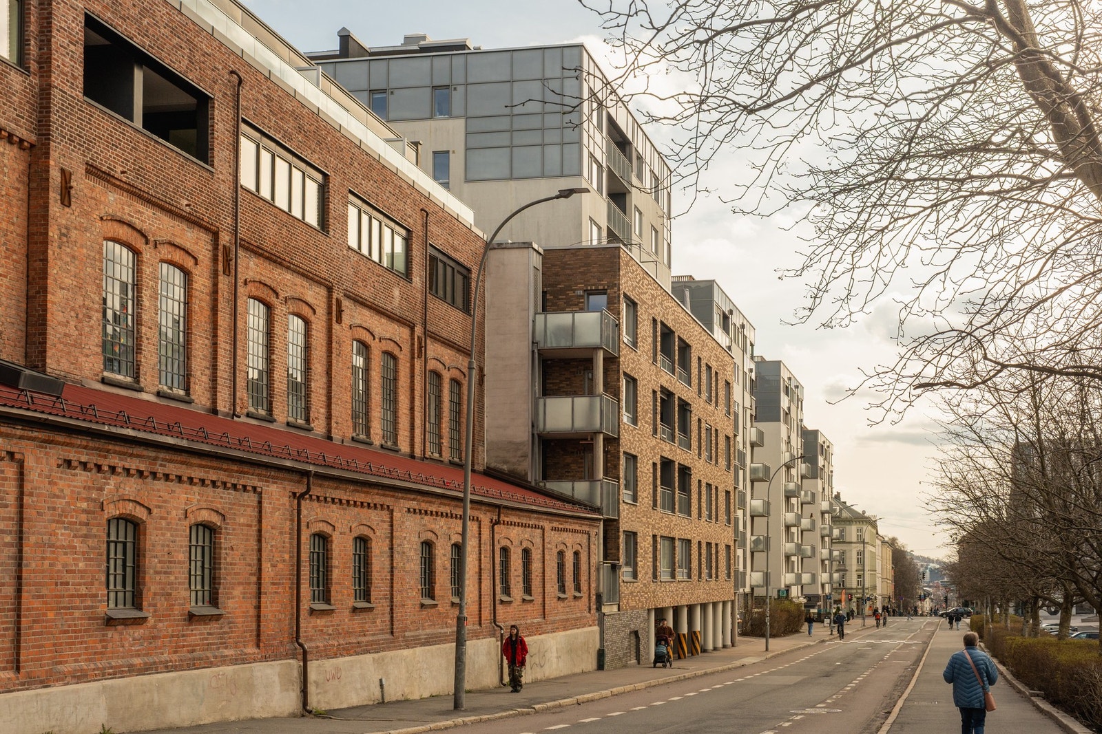 Beliggenheten kombinerer moderne boligarkitektur med historisk industripreg, rett ved turstien langs Akerselva. Galleribilde