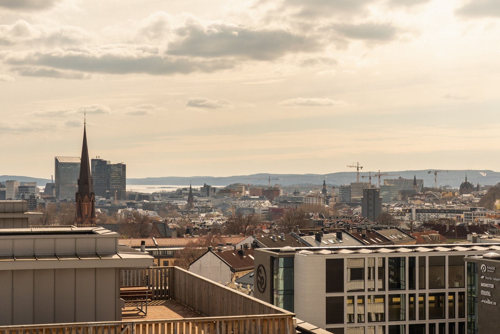 Fra takterrassen ser man utover store deler av Oslo, fra Barcode i sør til Holmenkollen i nordvest. Galleribilde