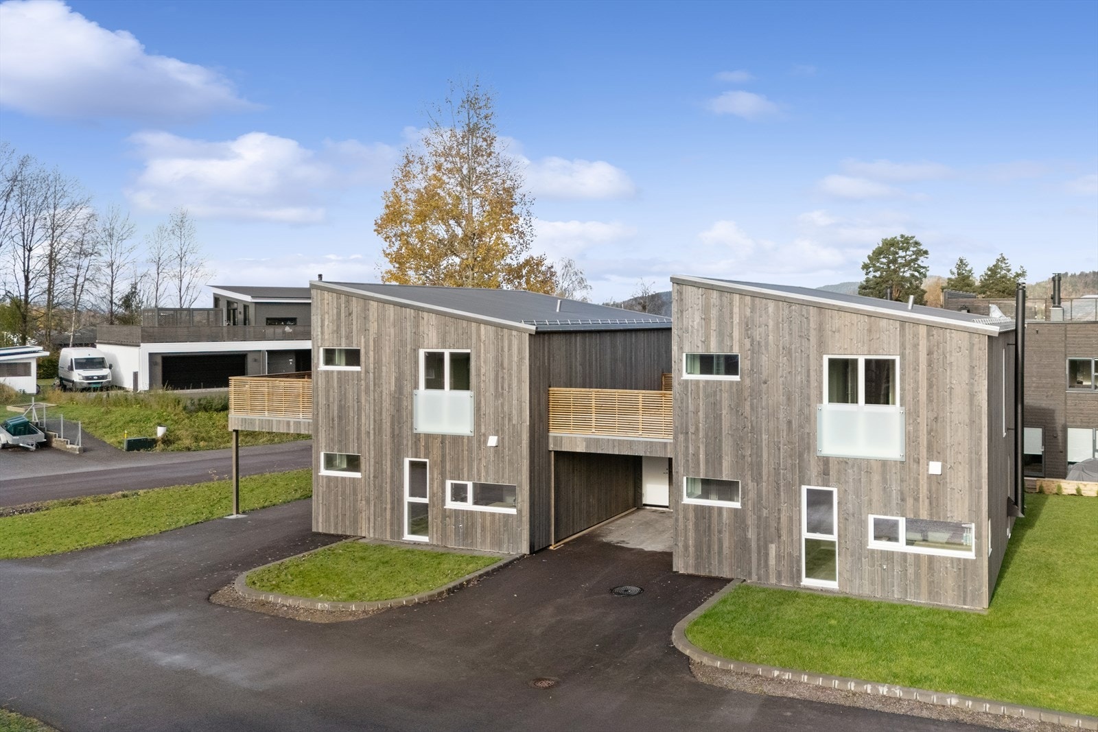 Heggeveien 11 (til høyre), ny og innflyttingsklar enebolig i familievennlig område. Energikarakter B kan kvalifisere til "Grønt boliglån" med bedre betingelser. Galleribilde