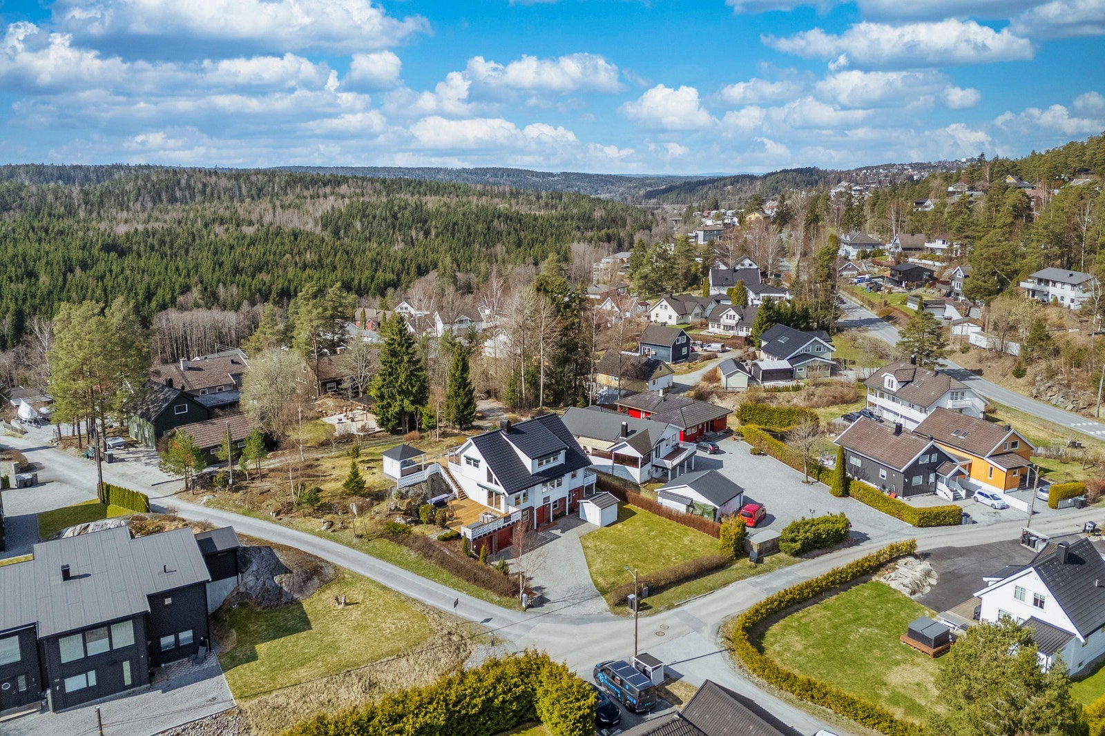 Stor og fin gårdsplass i front. Galleribilde