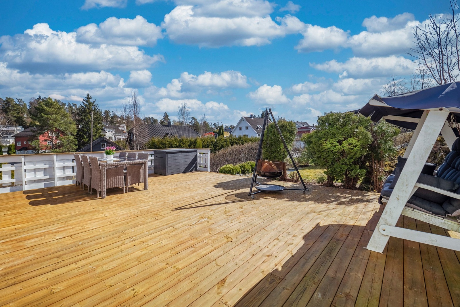 Lys og luftig terrasse med utsikt over nærområdet og god plass til utemøbler. Galleribilde