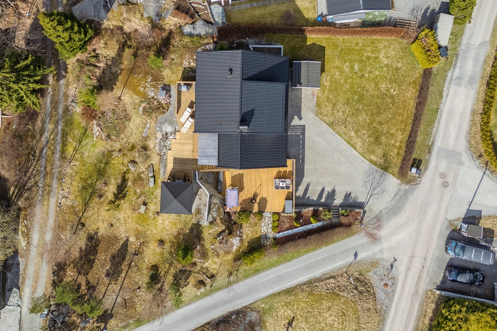Enebolig i et rolig nabolag med naturskjønne omgivelser Garasje og oppkjørsel er inkludert i itllegg til stor hage. Galleribilde