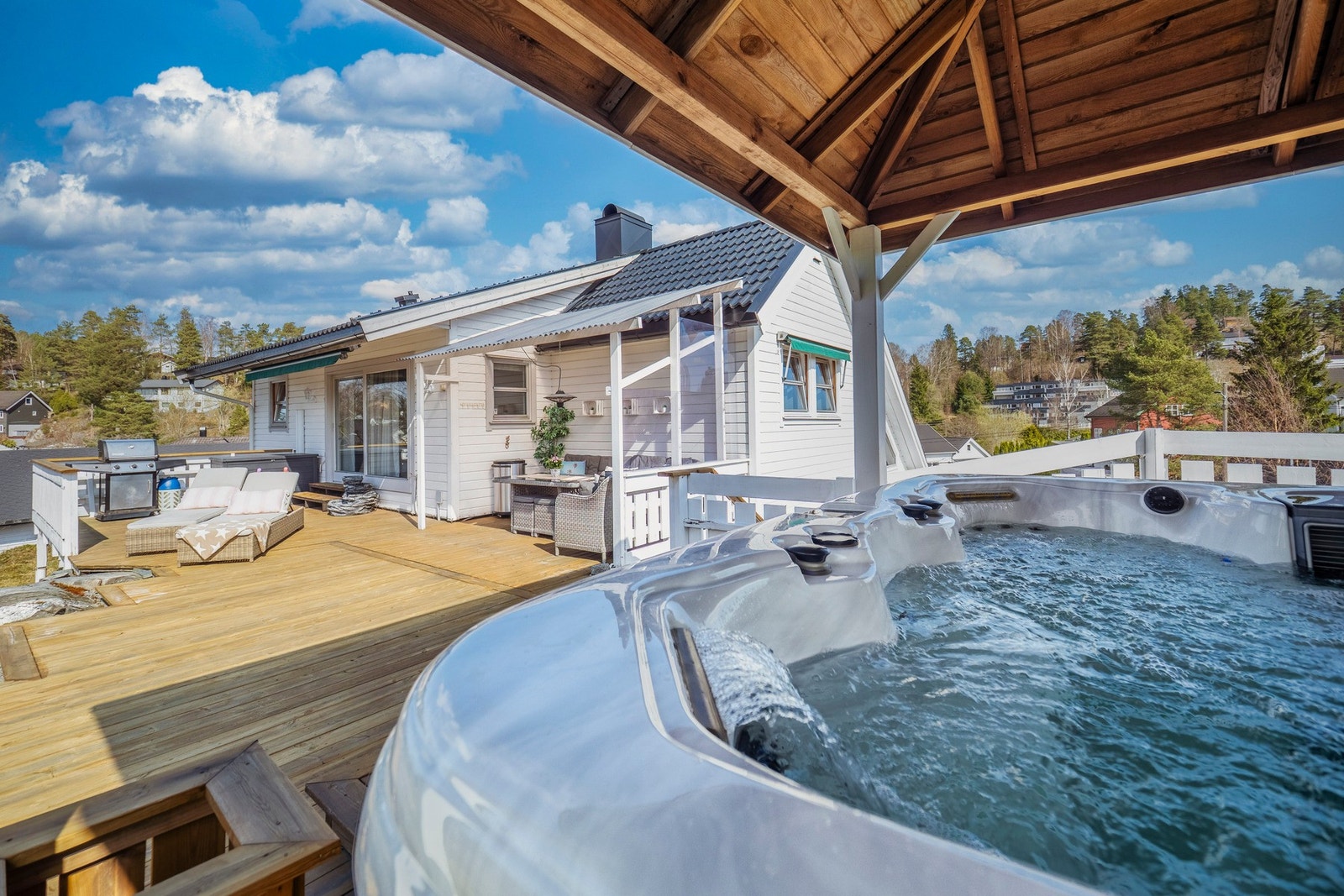 Uteområde med overbygd Jacuzzi! Galleribilde