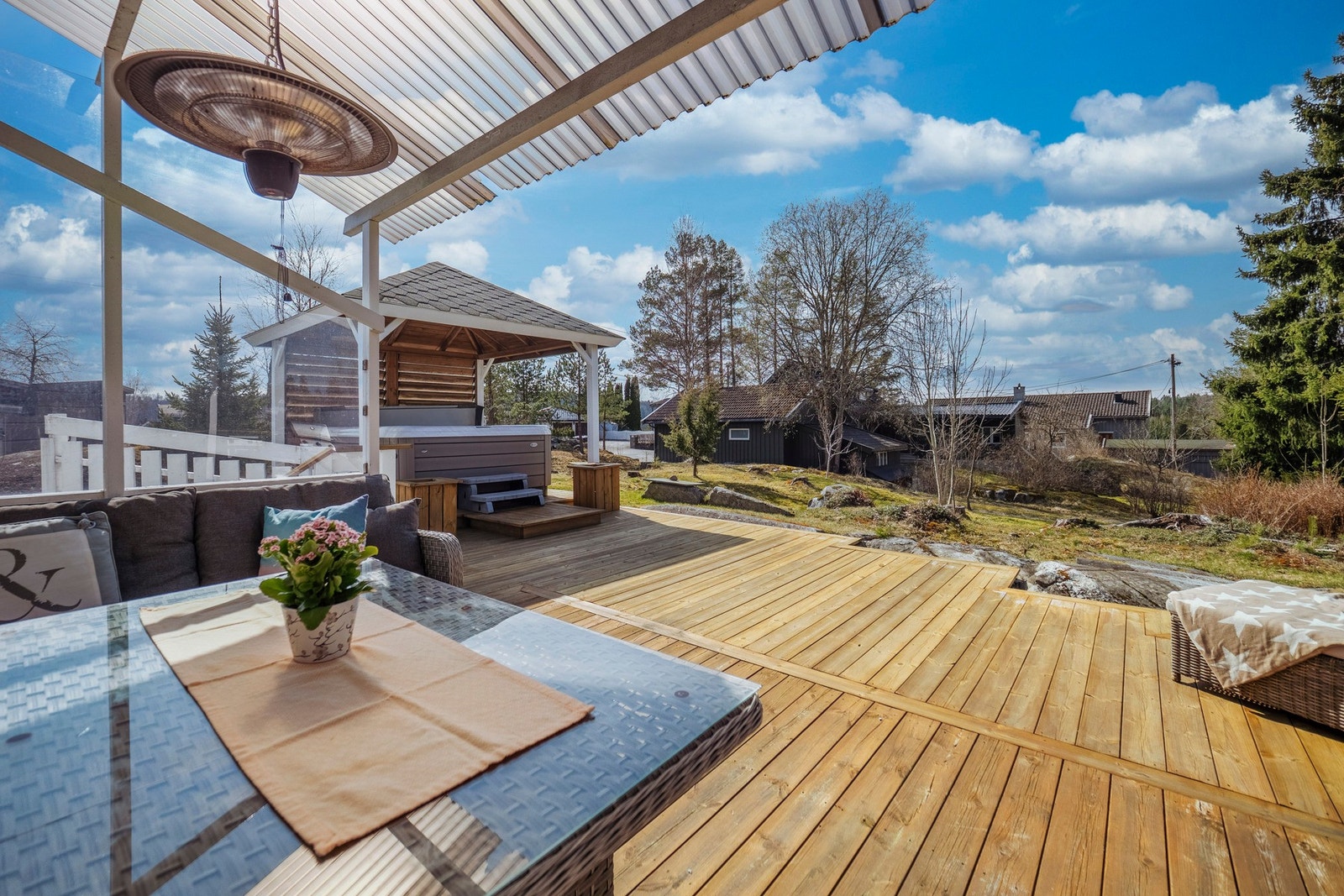 Fra loftstuen kommer du ut til en skjermet del av eiendommen, med terrase, jacuzzie, kveldsol og pent opparbeidet naturtomt. Galleribilde