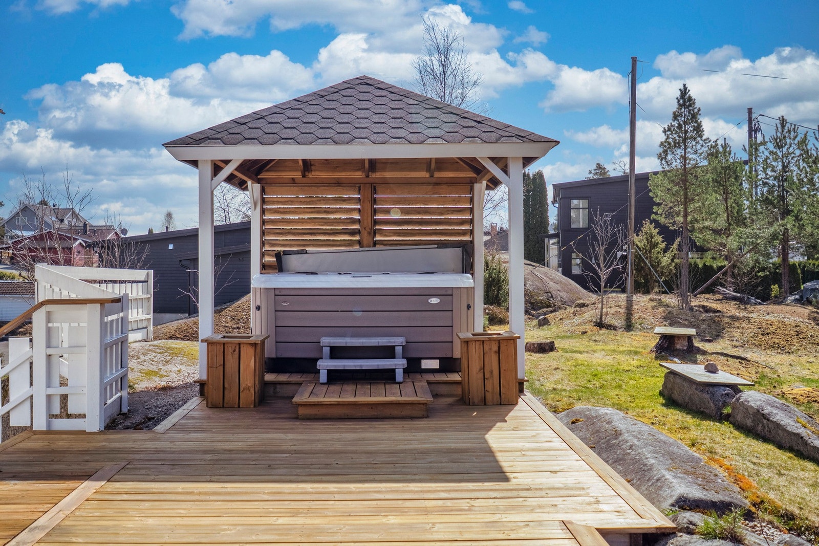 Uteområde med terrasse og overbygd sitteplass, samt hage med god plass og åpen utsikt. Galleribilde