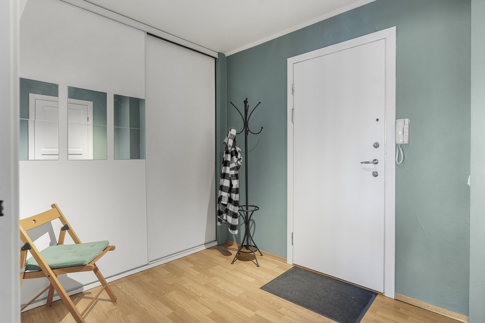 Entréen har garderobeløsning. Galleribilde