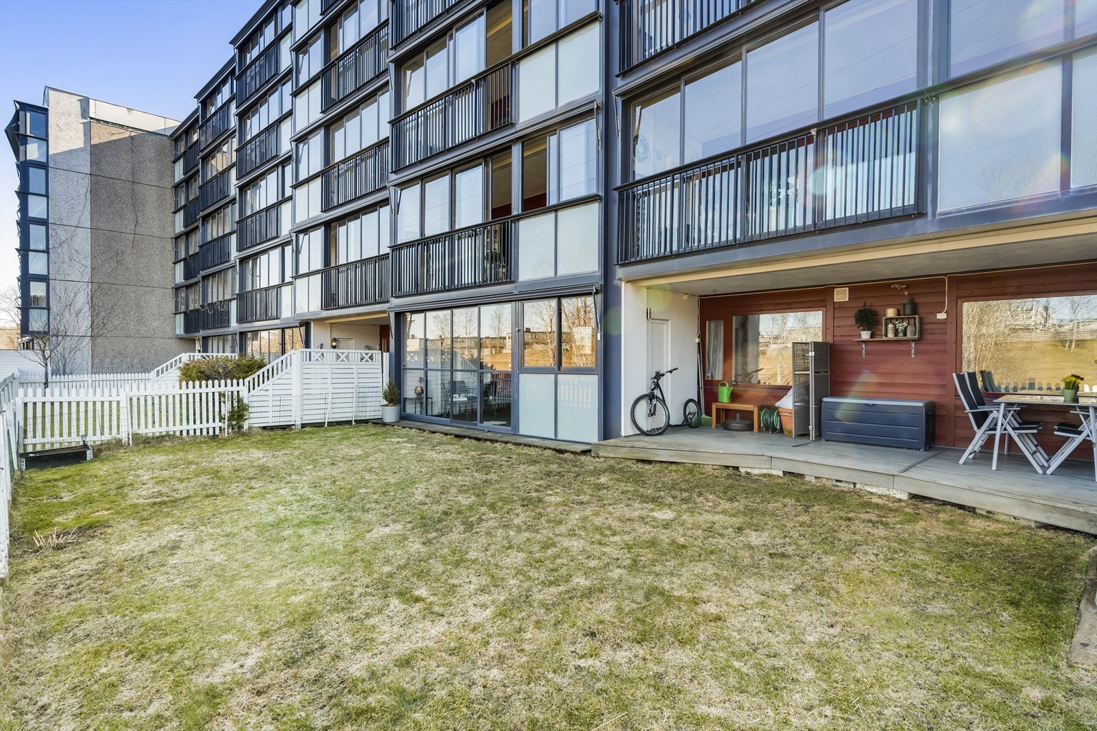 Leiligheten disponerer egen hageflekk, perfekt for lek og avslapning. Galleribilde