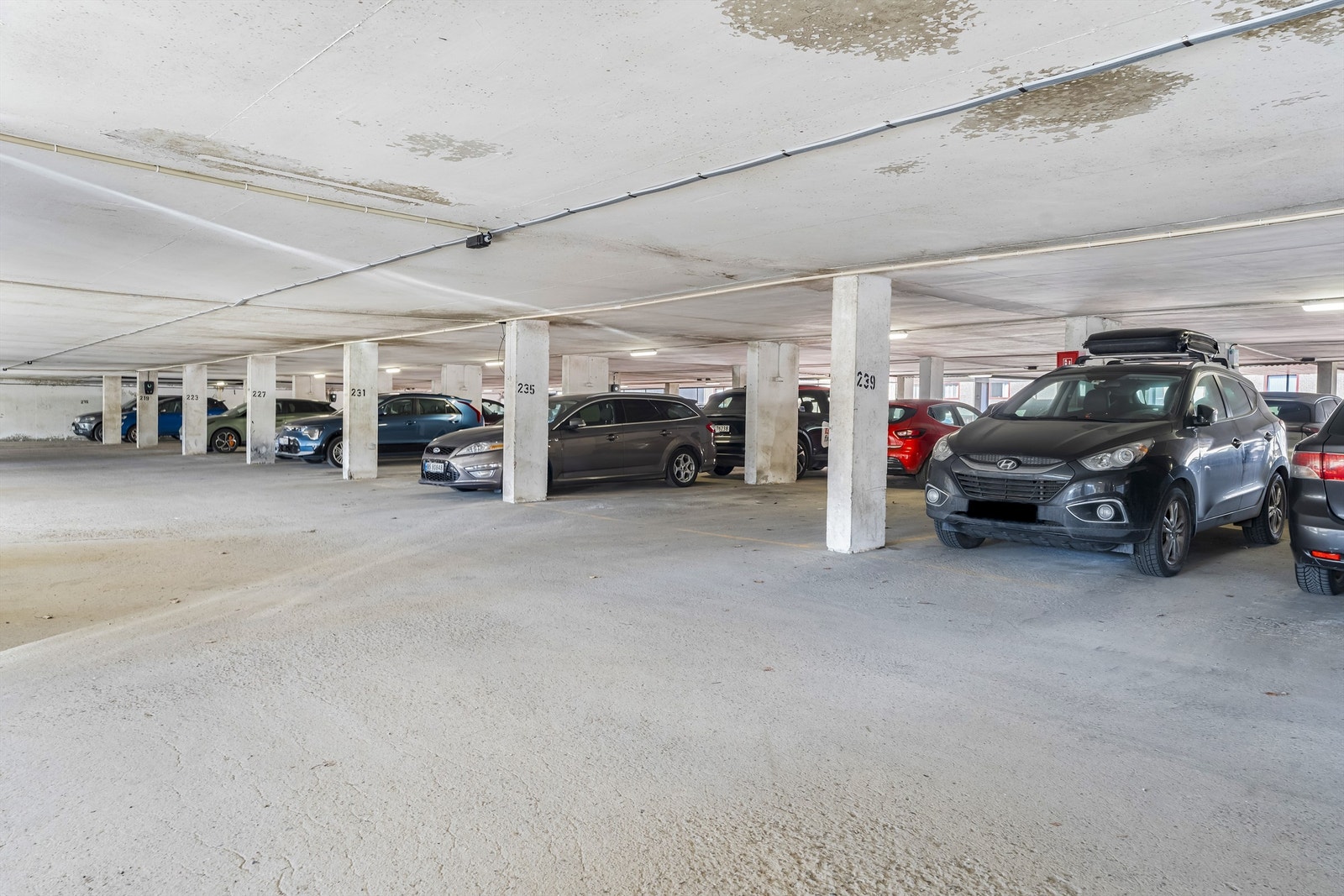 Det medfølger en fast biloppstillingsplass i felles, felles garasjeanlegg. Galleribilde