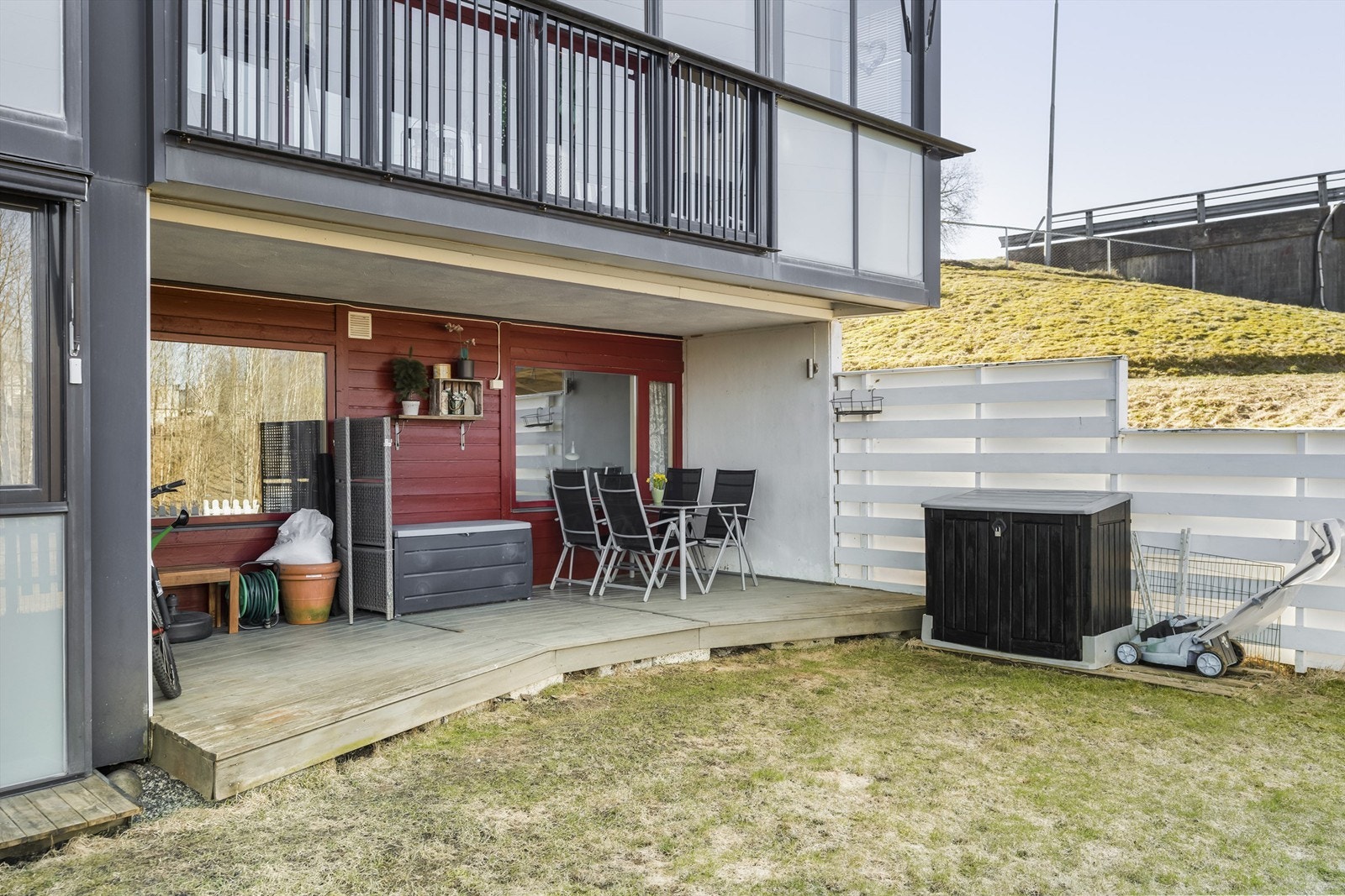I tillegg til den innglassede balkongen er det terrasse på ytterligere 15 m². Galleribilde