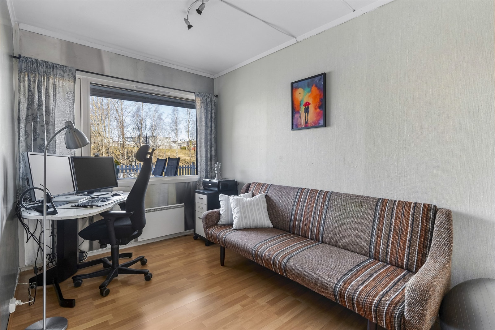 Det andre soverommet egner seg godt som barnerom, gjesterom eller kontor, alt etter behov. Galleribilde