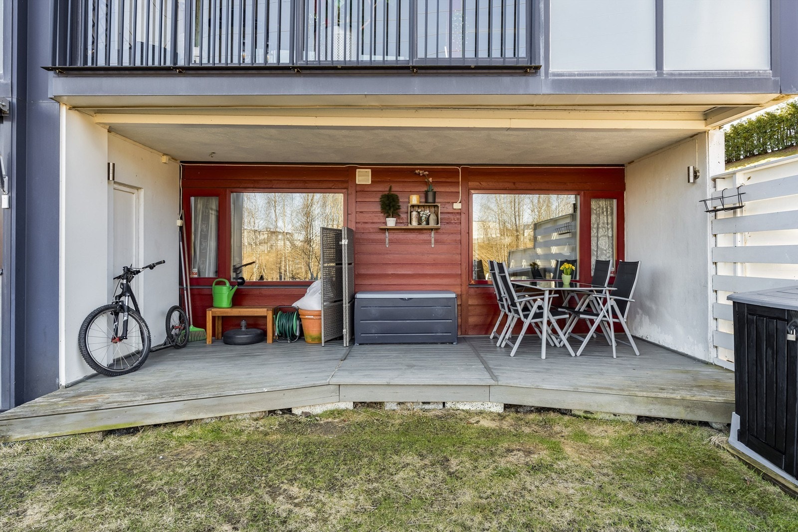 Terrassen har gulv av terrassebord og god plass til en sittegruppe for utendørs måltider. Galleribilde