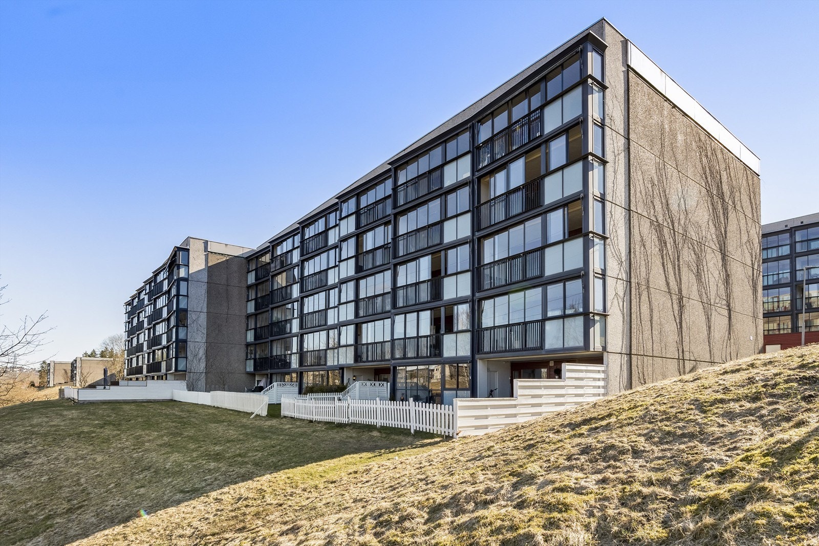 Bygget er fra 1974 og er en del av det veldrevne Alingsåsveien Borettslag. Galleribilde