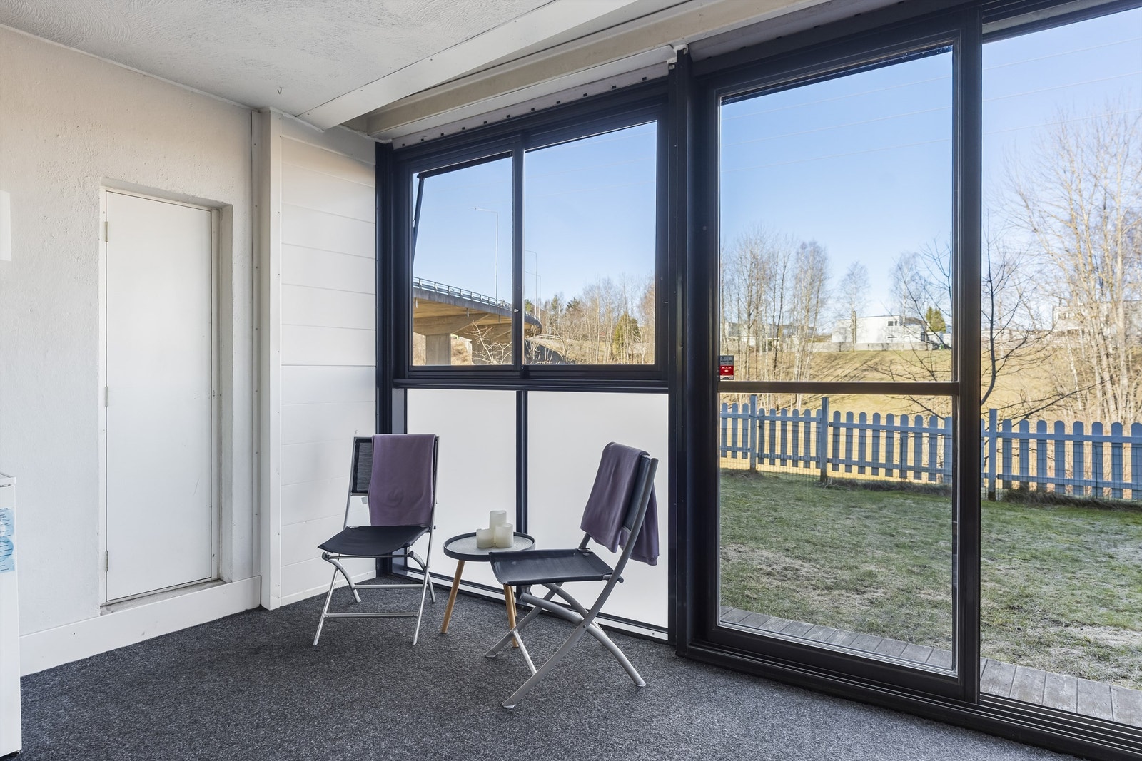 De skyvbare glassfeltene på balkongen gjør det enkelt å åpne opp på varme dager. Galleribilde