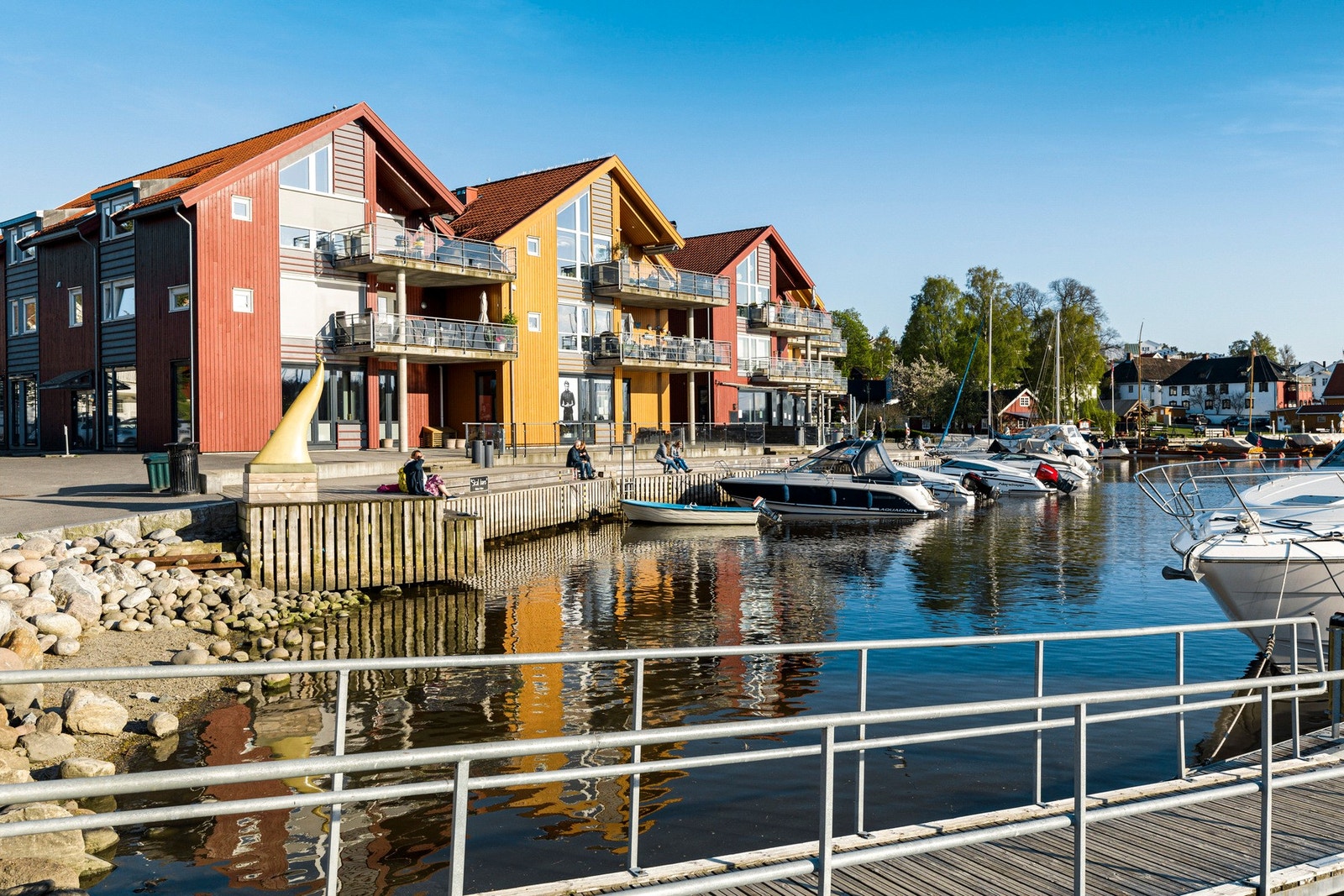 Son byr også på et aktivt fritidstilbud med blant annet idrettsanlegg, ridesentre og golfbane, samt det populære Quality Spa & Resort Son med spa- og treningsfasiliteter. Galleribilde