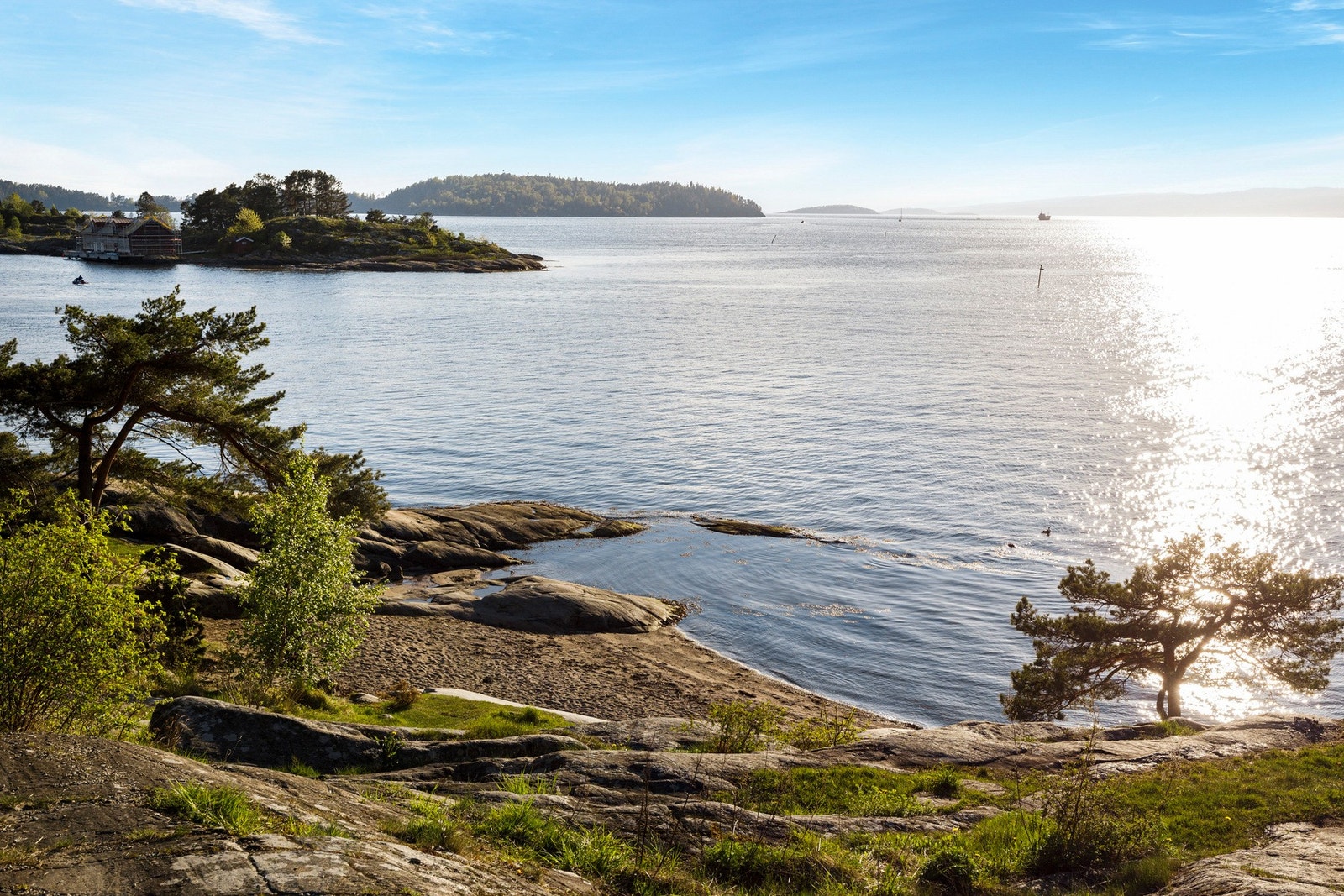 Det er kort vei til et mangfold av badeplasser slik som Hulvika, Krokstrand, Laksa og Sonstranda. Galleribilde
