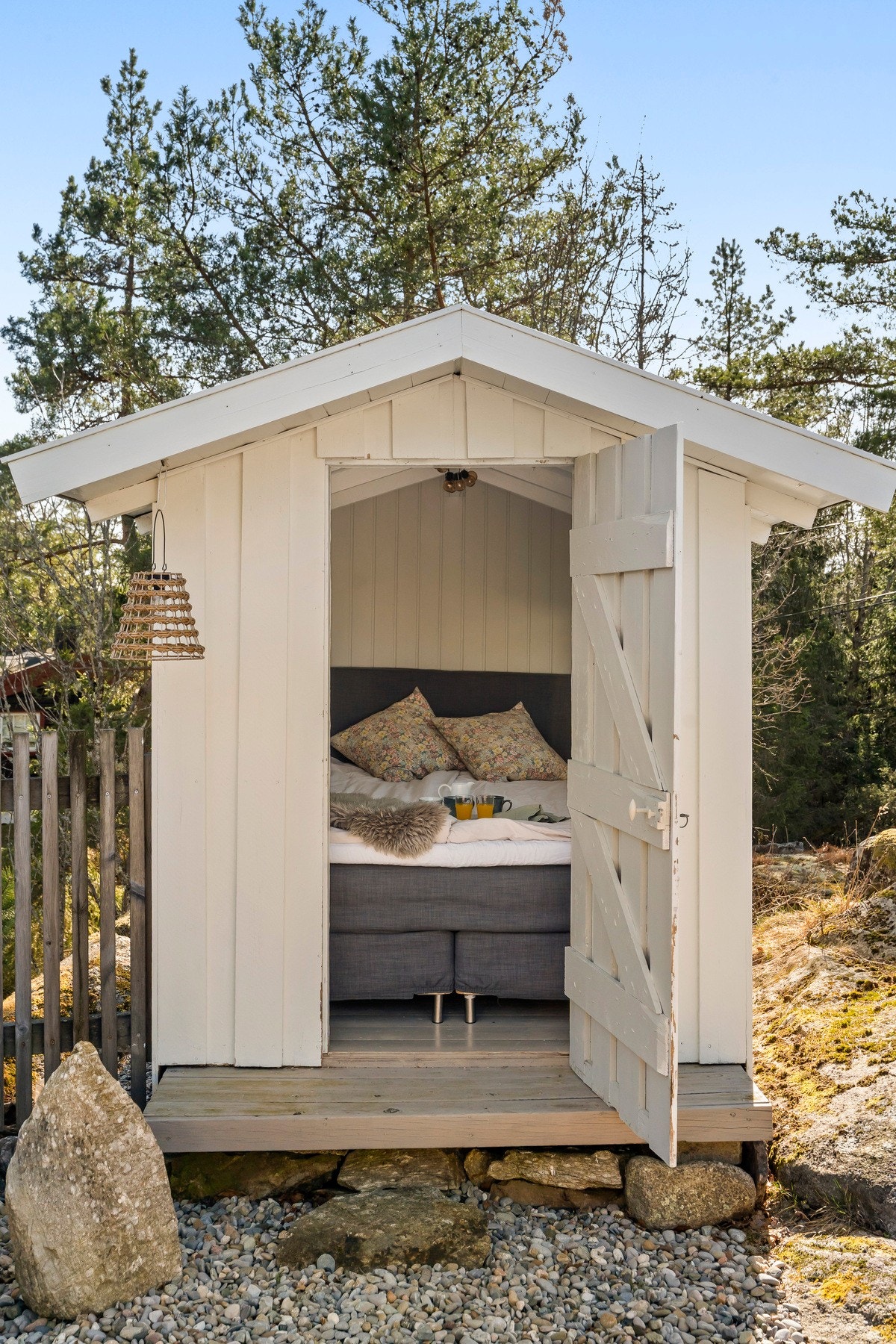 Annekset holder enkel standard men kan fint benyttes som et lite gjestehus om sommeren. Galleribilde