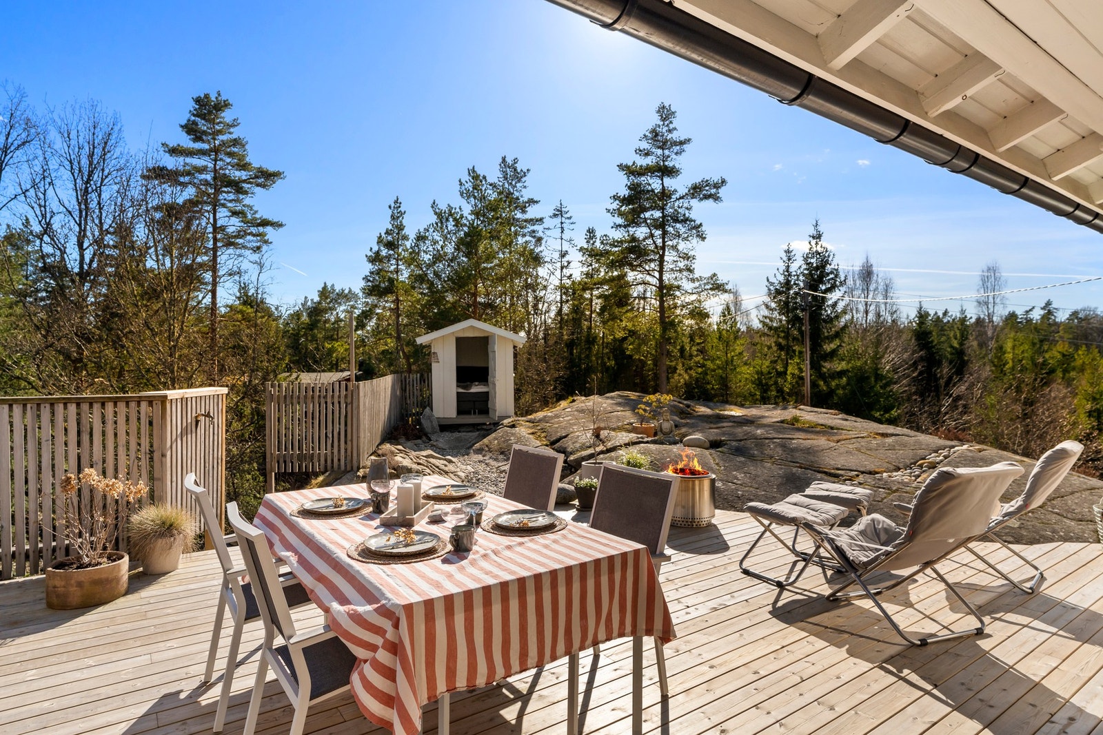 Solrik romslig terrasse med god plass for sittegruppe, grill og solsenger. Galleribilde