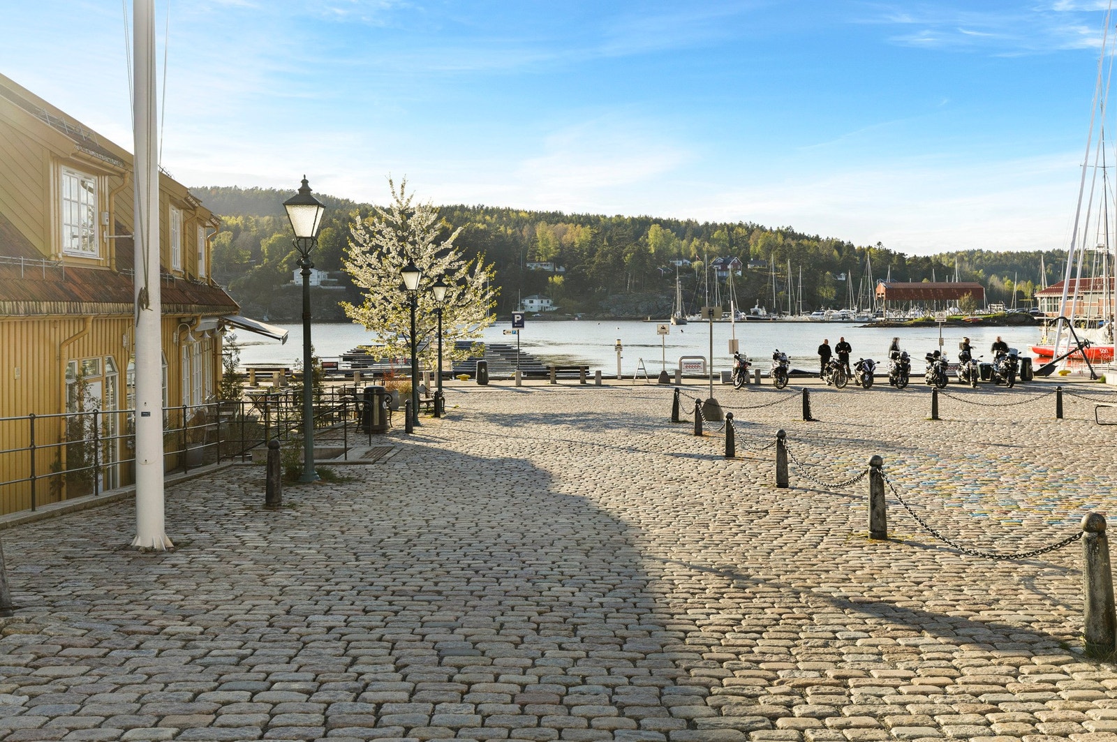 Son sentrum, som er kjent for sitt maritime preg og hyggelige atmosfære, ligger ikke langt unna. Galleribilde