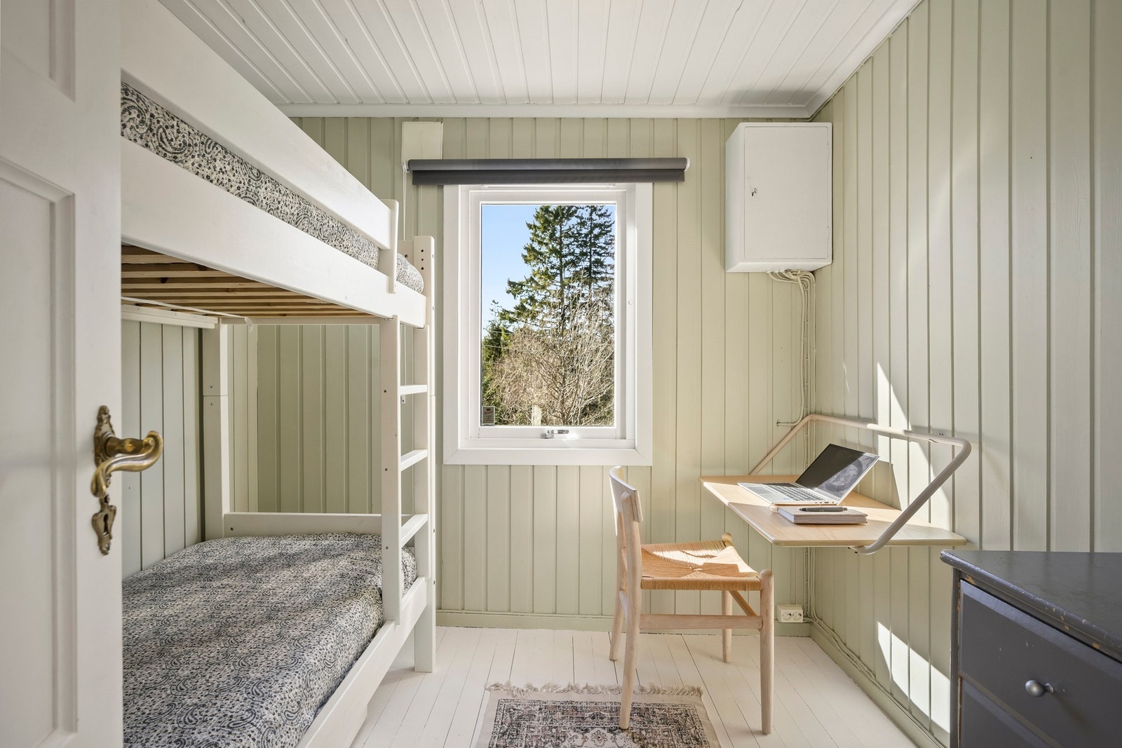 Det andre er i dag møblert med skrivebord og køyeseng med to soveplasser. Galleribilde