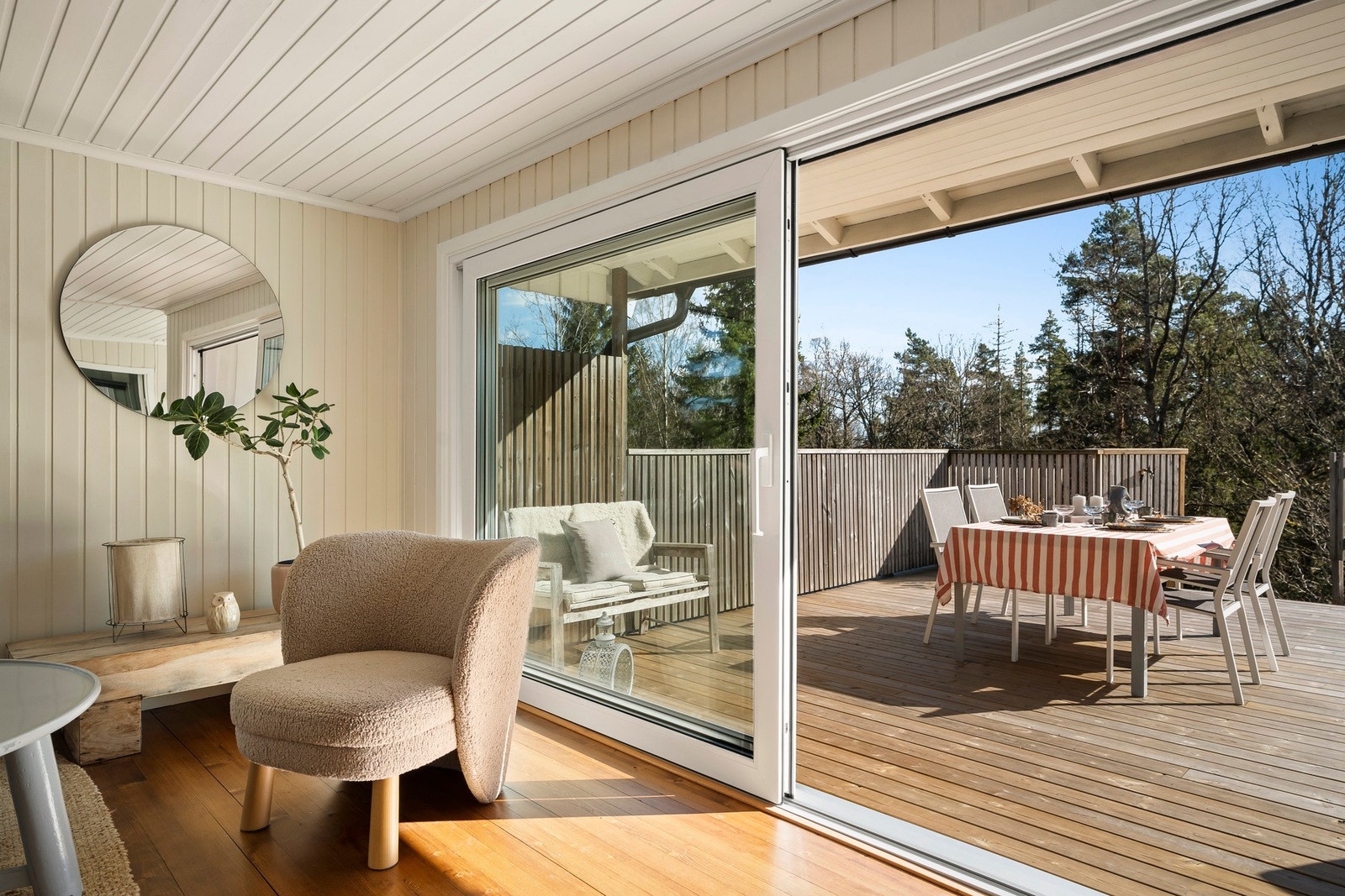 Eiendommen har gode solforhold, noe som er med på å gi stuen mye naturlig dagslys. Galleribilde