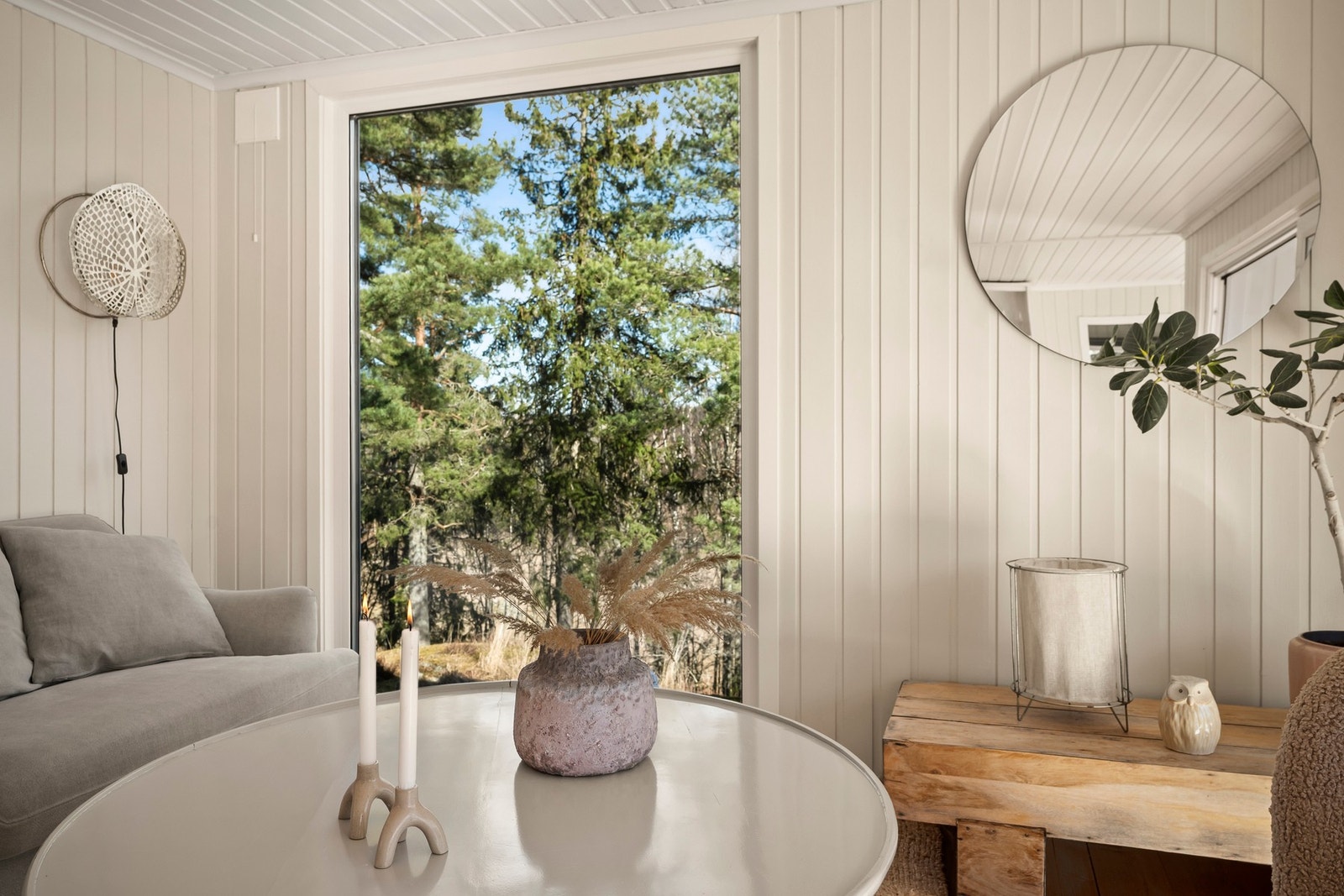 Her bor du tett på naturen med umiddelbar nærhet til et stort stinett. Galleribilde