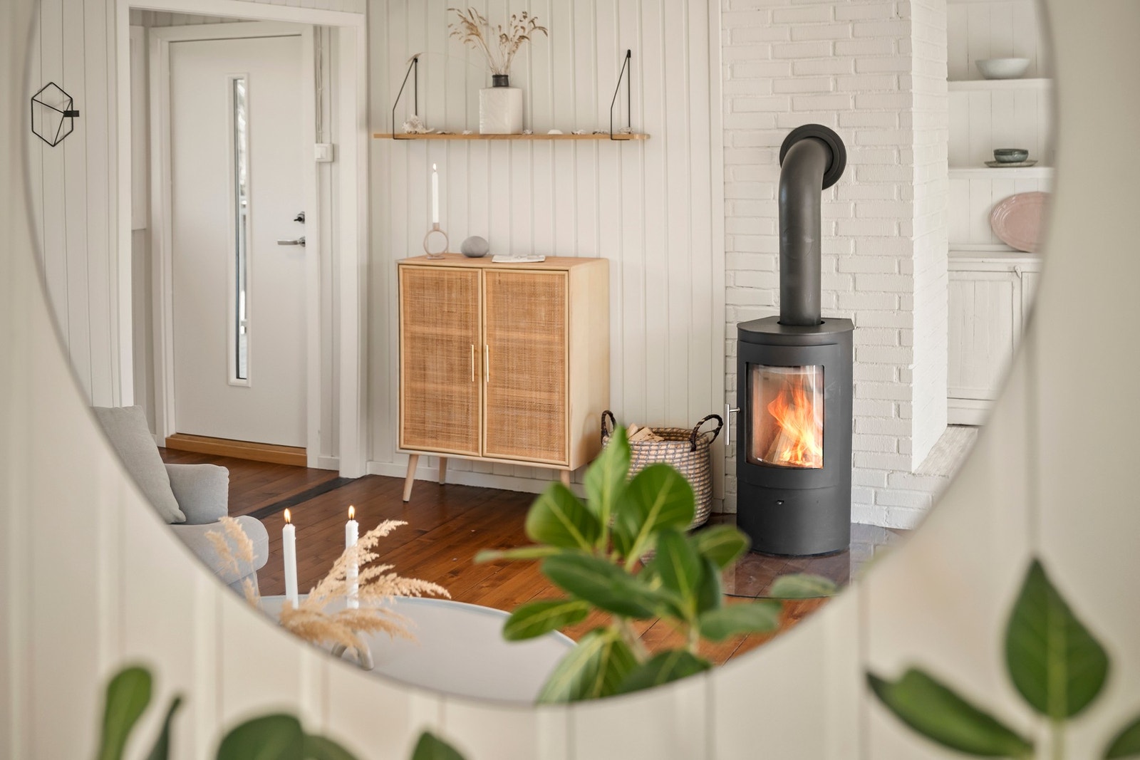 Gulv består av koselige furugulv, vegger og himling har overflater med malt trepanel. Galleribilde