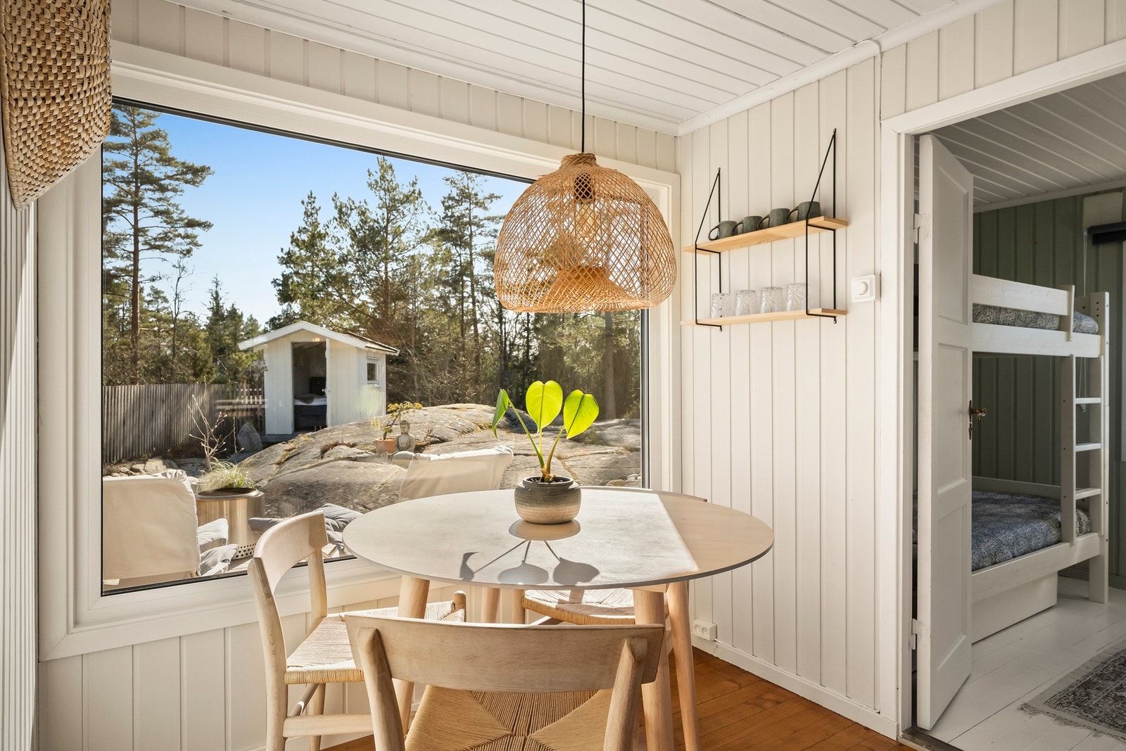 Koselig spiseplass med utsikt mot terrassen. Galleribilde