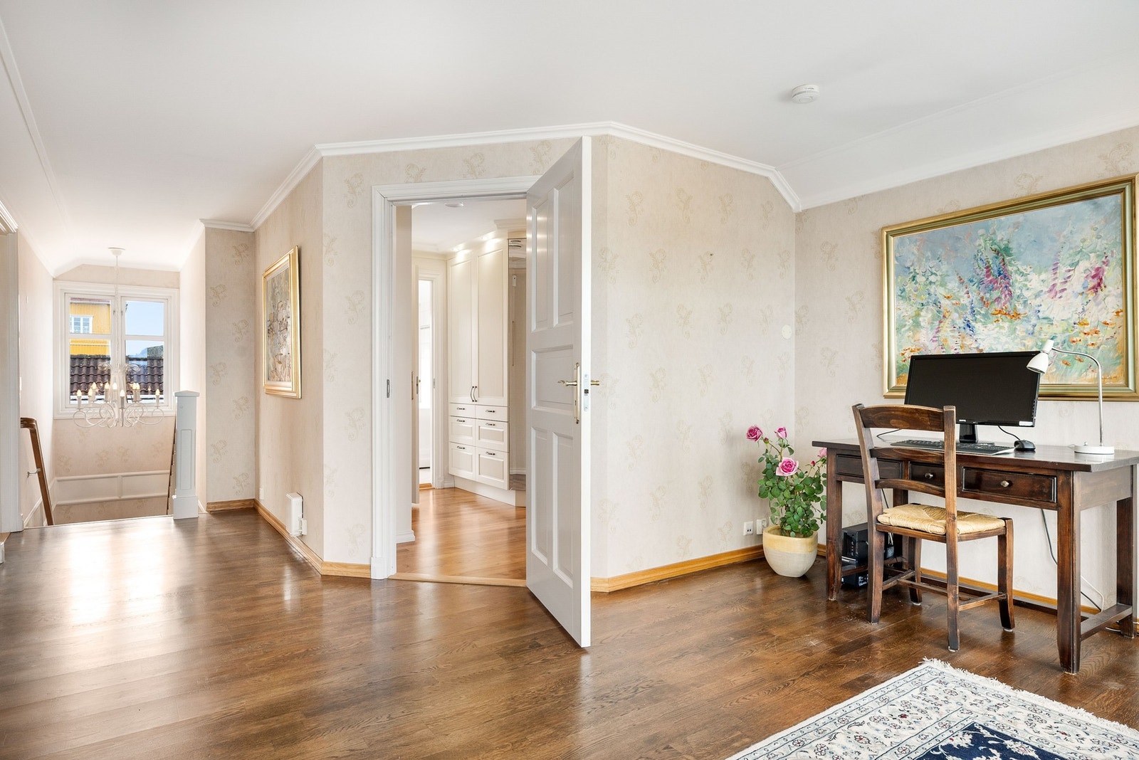 Boligens 2. etasje har fin planløsning og luftige rom. Galleribilde