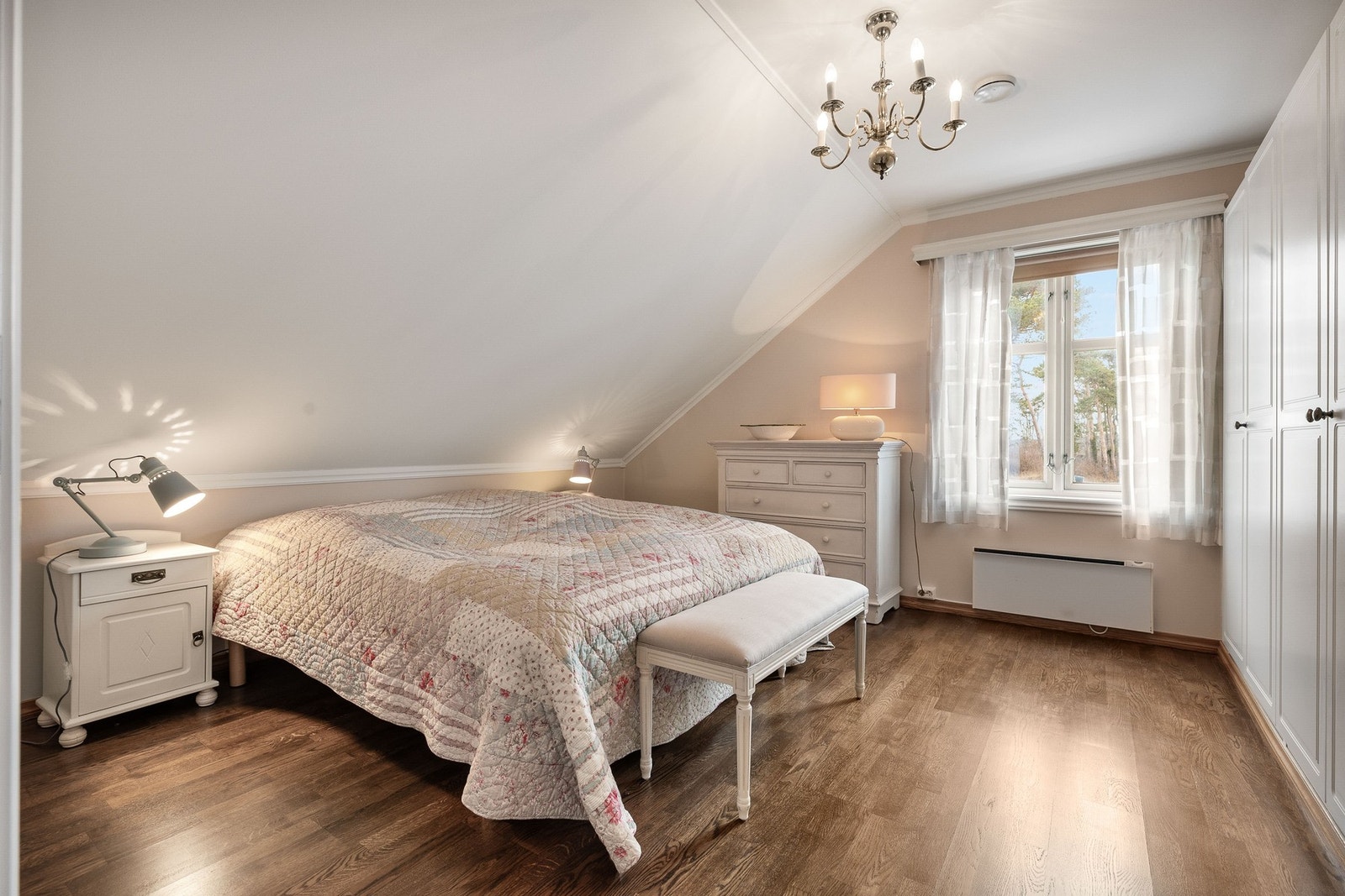 Soverom med god plass til dobbeltseng og romslig garderobe. Galleribilde
