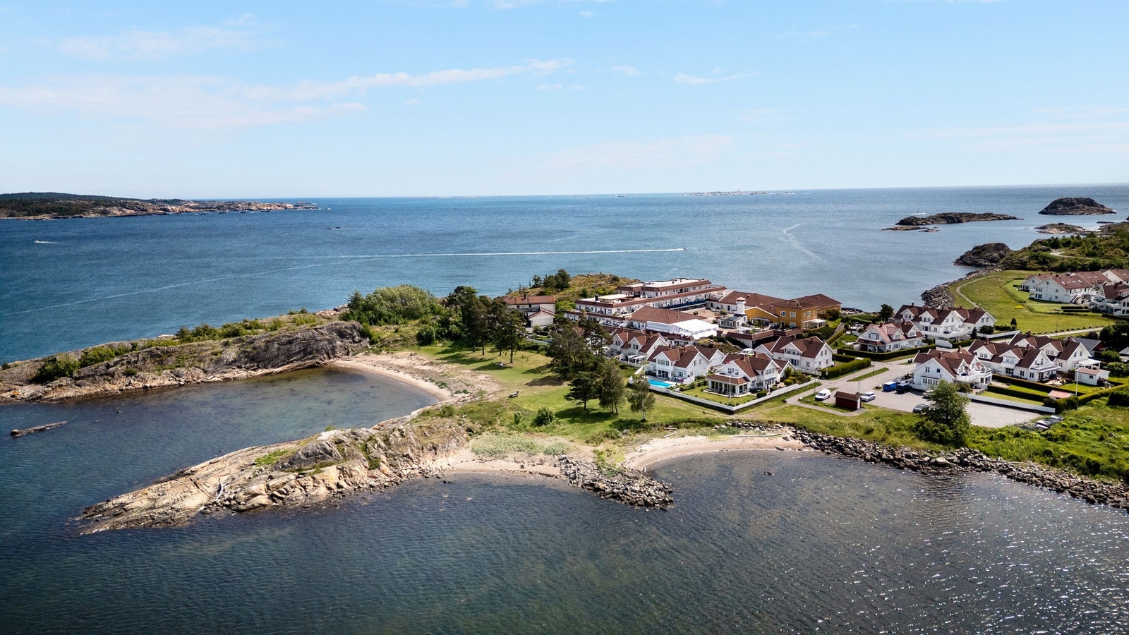 Risøya ligger i maritime omgivelser og har flere strender og badeplasser. Galleribilde