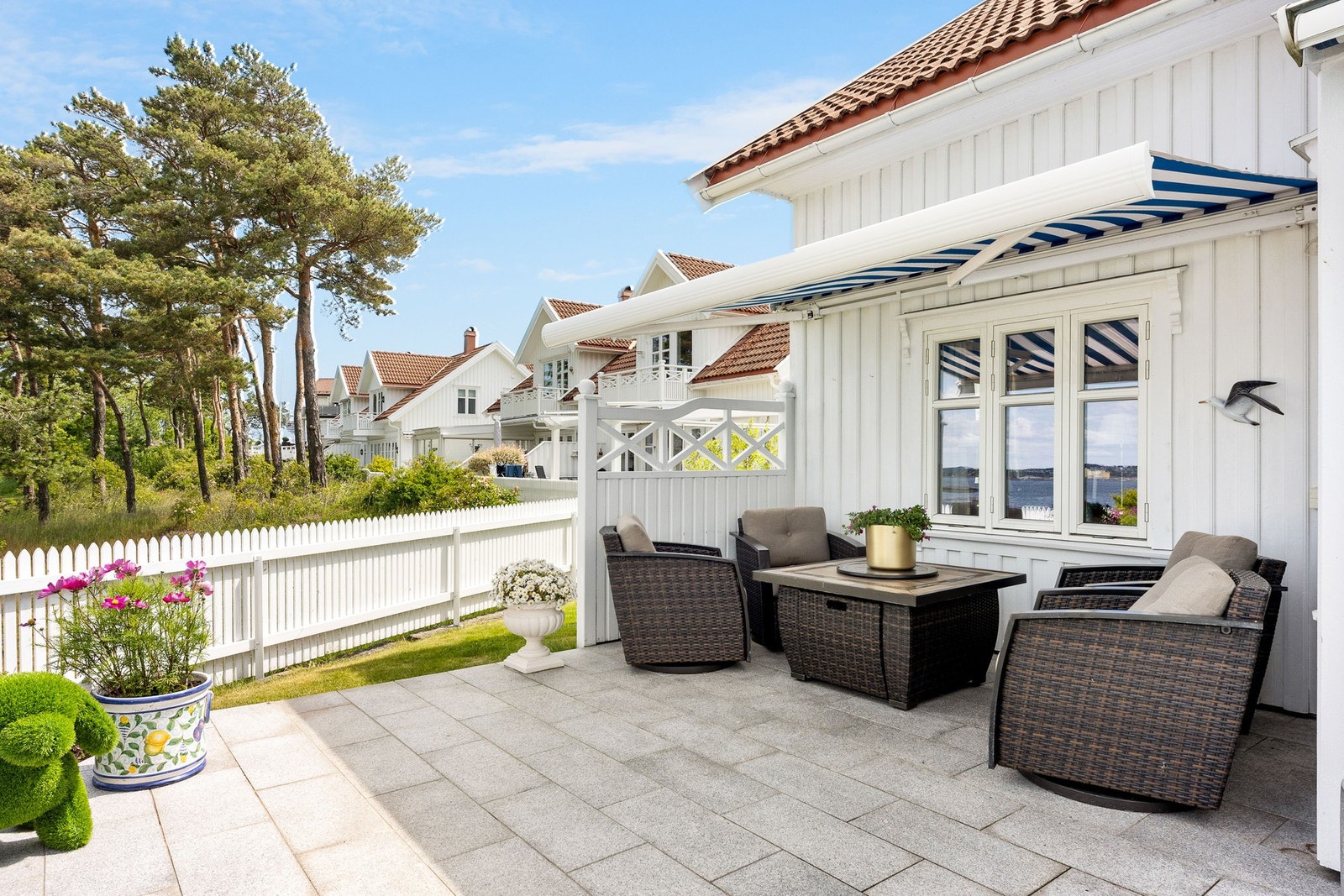 Uteområder med gode Solforhold og utsikt. Her kan sommeren nytes i flotte omgivelser. Stor terrassemarkise. Galleribilde