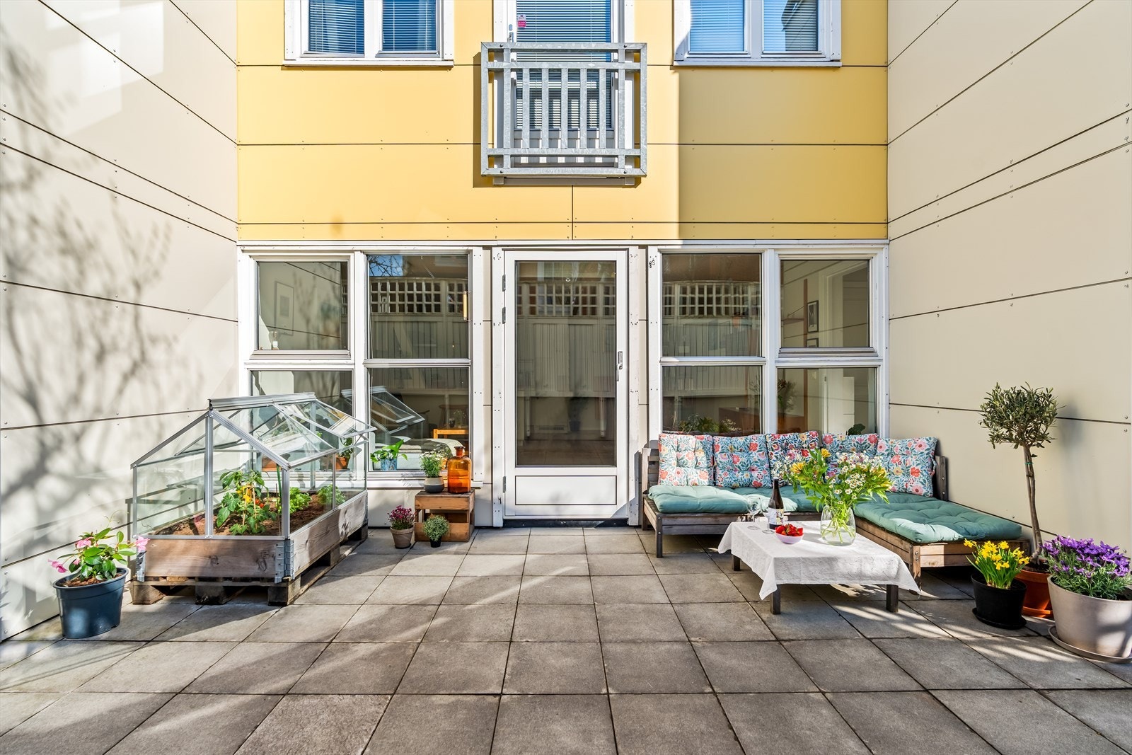 Her er det plass til flere sittegrupper, spisegruppe, grill m.m. Galleribilde