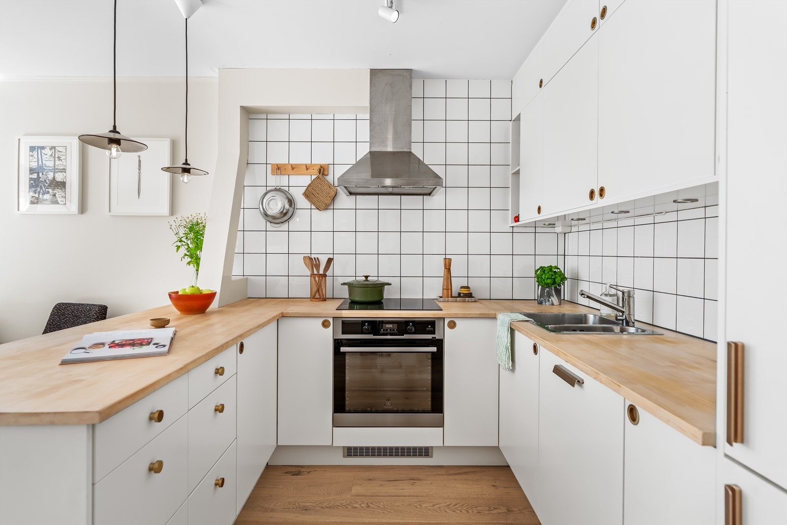 Innredningen har rikelig med over- og underskap, belysning over benk, og gode arbeidsflater til hobbykokkens glede. Galleribilde