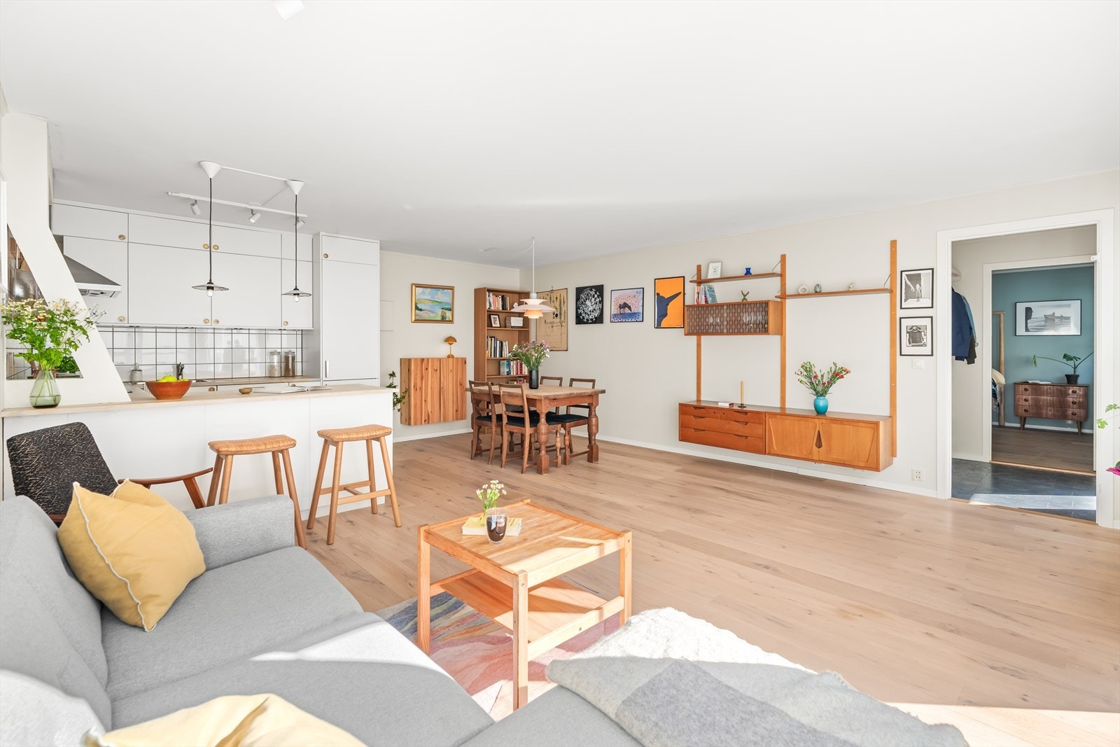Stuen er pent innredet med parkettgulv, delikat farger på veggflatene, og har god plass til både sofagruppe, tv-løsning og spisebord. Galleribilde