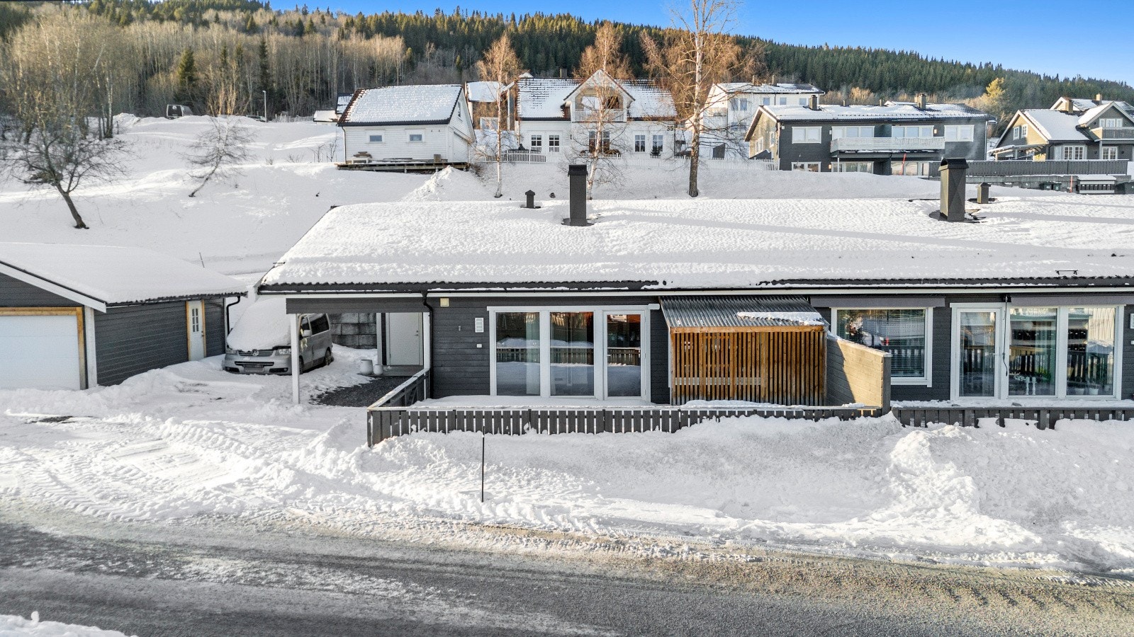 Koselig rekkehus med snødekt tak, carport og flott utsikt. Beliggende i et sentrumsnært område med gåavstand til Soknedal sentrum Galleribilde