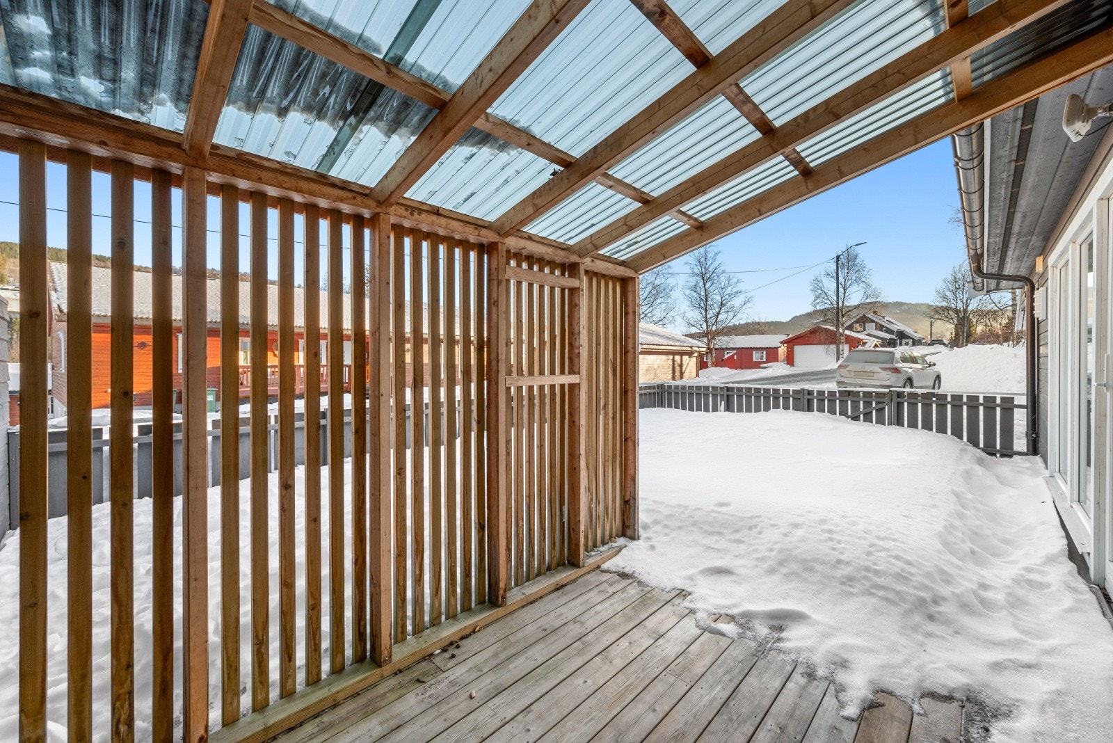 Lys og luftig overbygget terrasse med utsikt, perfekt for avslapning året rundt. Rolig nabolag. Galleribilde