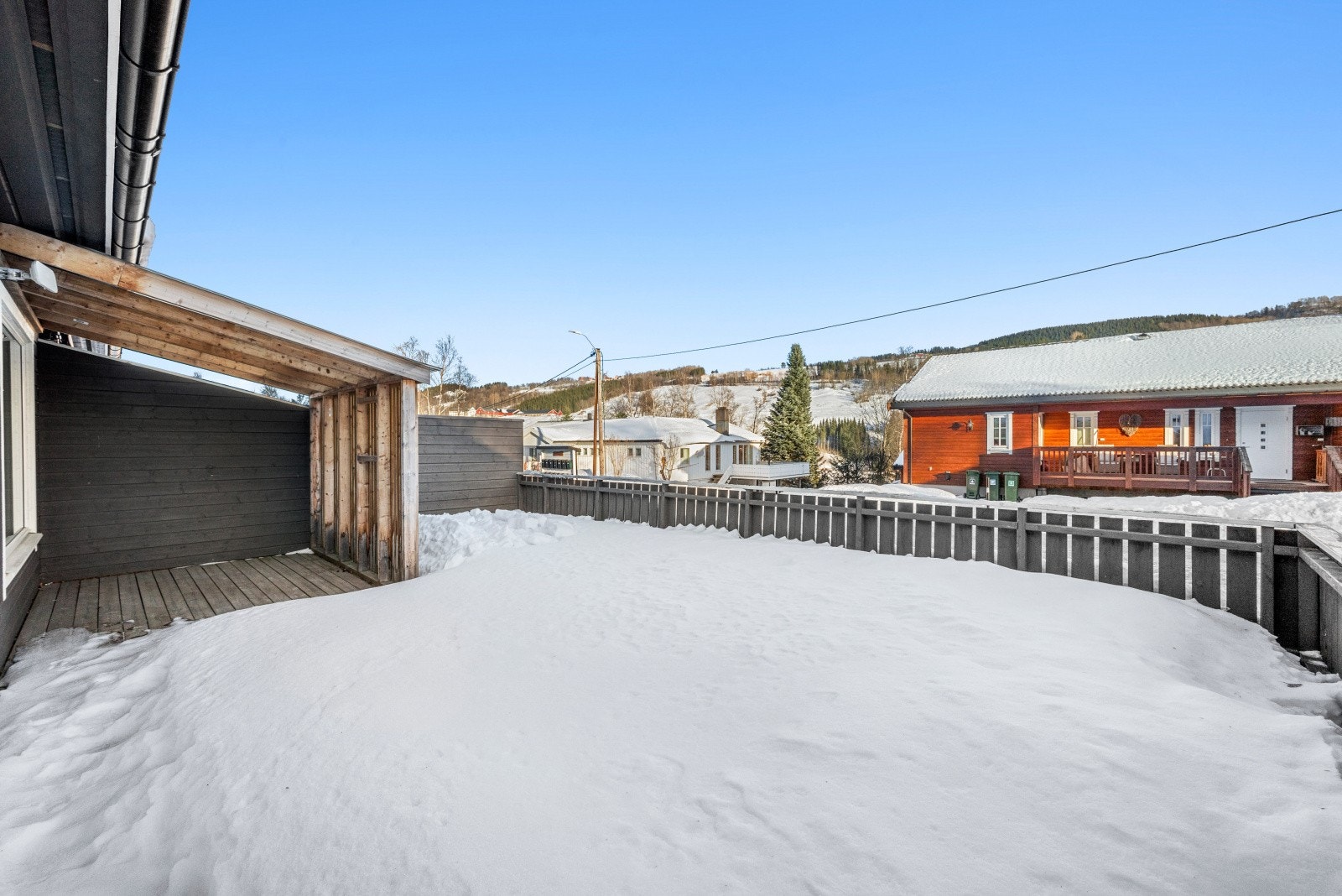 Lys og romslig uteplass med flott utsikt. Perfekt for avslapning og hygge, selv på vinterhalvåret. Galleribilde