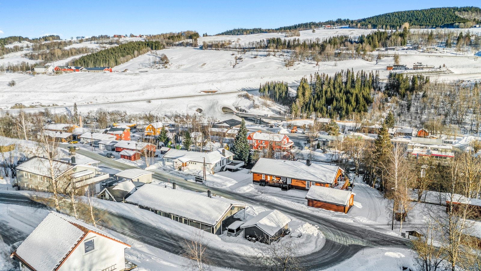 denne ligger til høyre med garasje inn mot sving Galleribilde