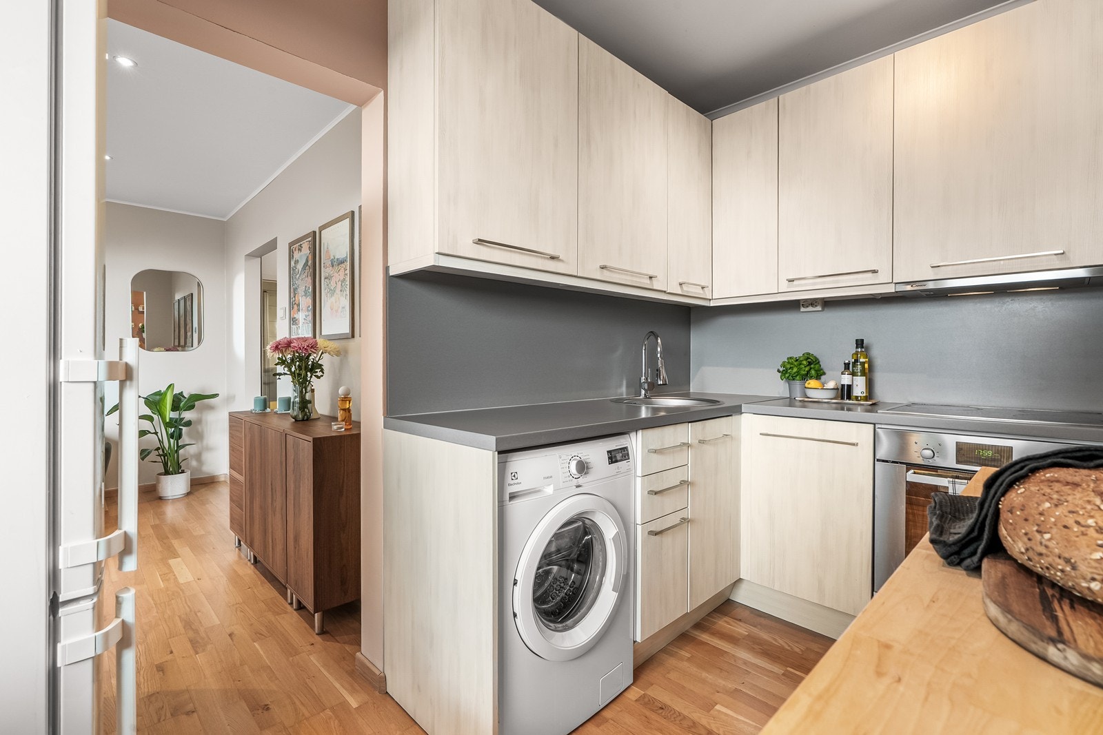 Innredningen har glatte fronter og laminat benkeplate med nedfelt vask. Galleribilde