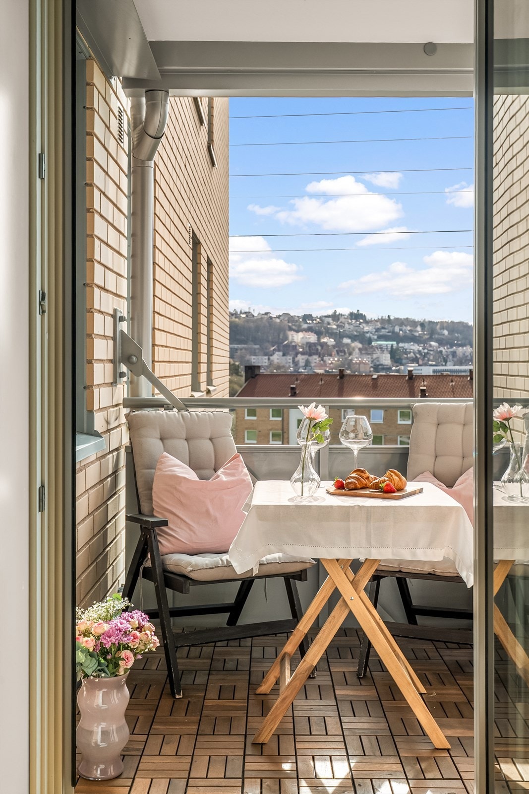 Fra stuen er det direkte utgang til en hyggelig balkong på ca. 4 m². Galleribilde