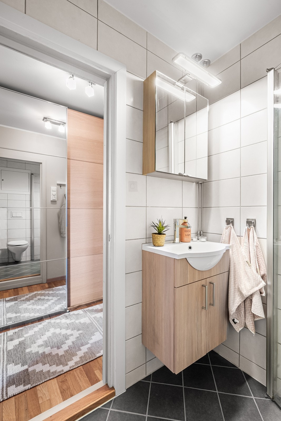 Badet har himling med malte plater og elektrisk gulvvarme som bidrar til god komfort. Galleribilde