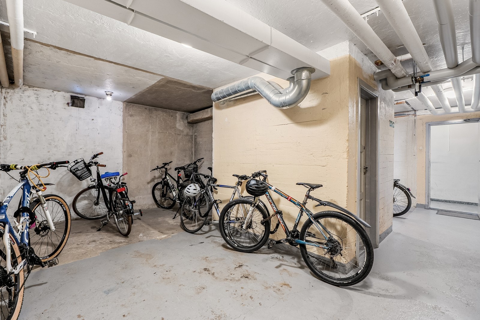 Alle blokker har et eget rom for sykkelparkering. Galleribilde