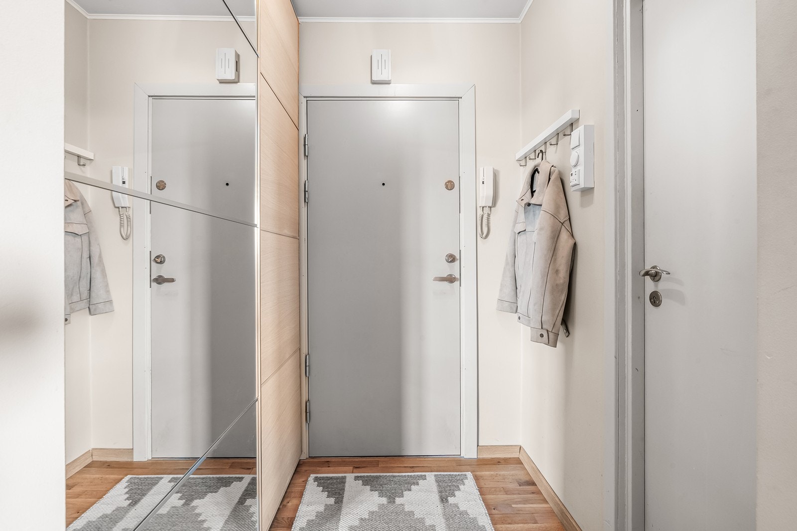 Entréen er lys og innbydende, og byr på praktisk skyvedørsgarderobe med speilskap som gir gode oppbevaringsmuligheter. Galleribilde